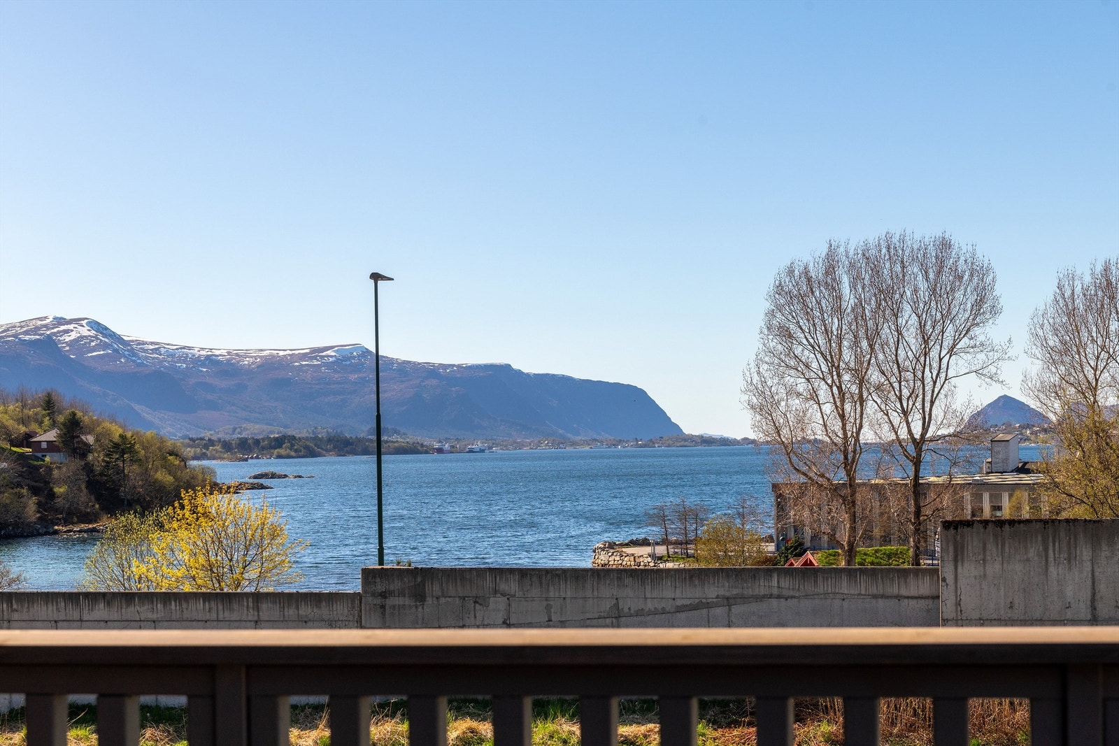 Utsikt mot fjell og fjord fra eiendommen Galleribilde