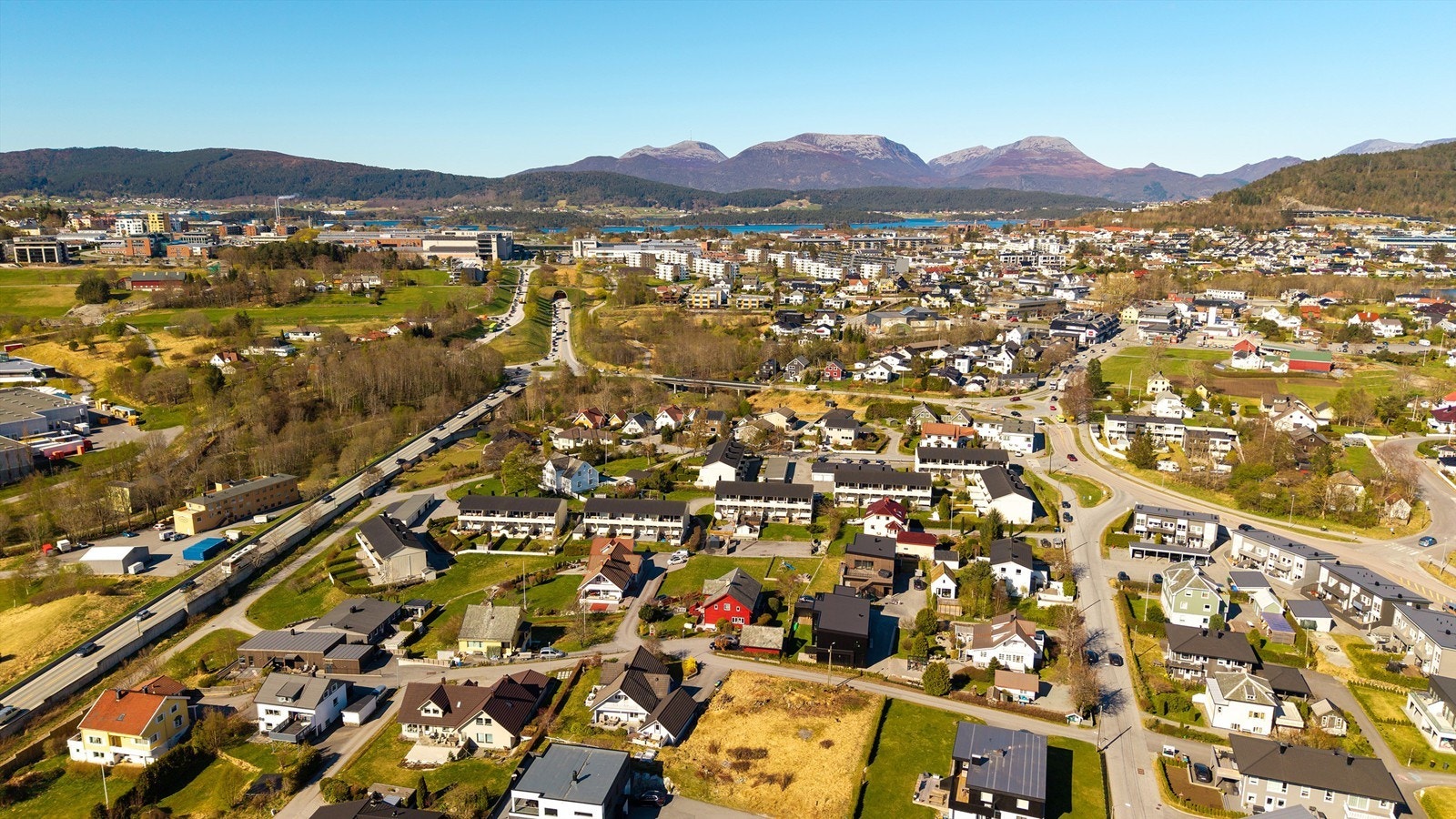 Dronebilde tatt fra syd - mot Spjelkavika og Moa Galleribilde
