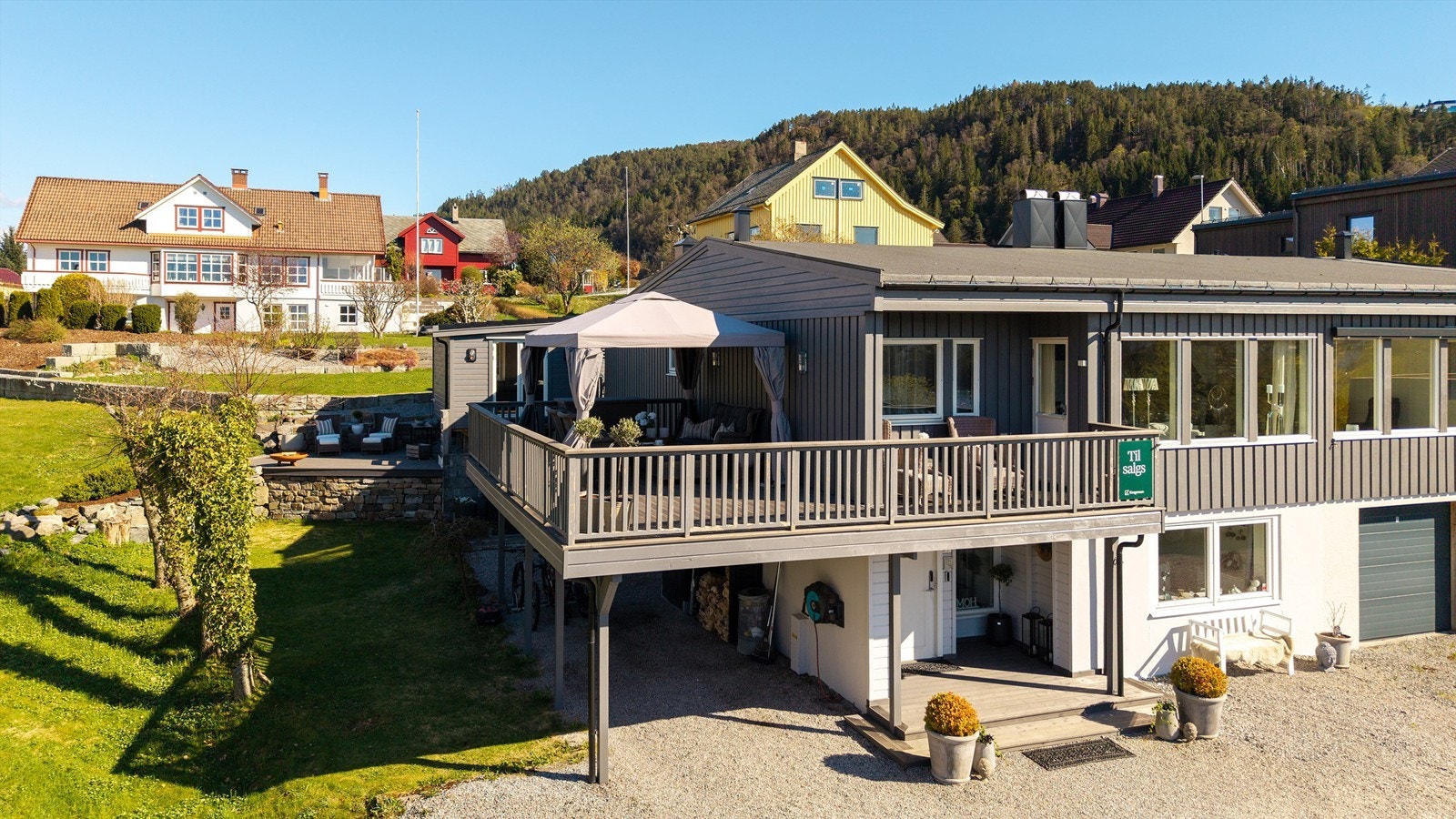 Boligen har to store terrasser og fullisolert hagestue Galleribilde