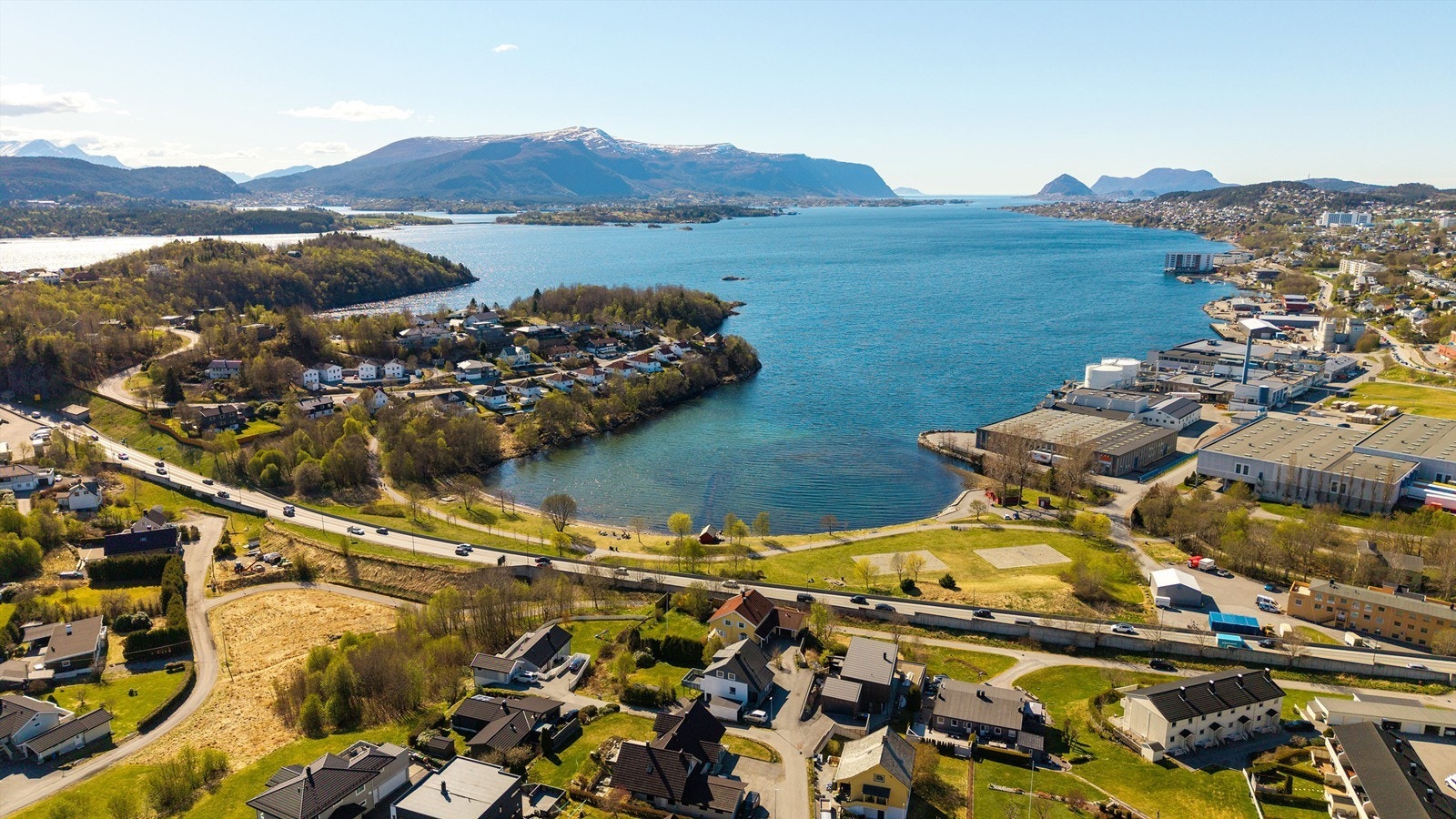Det er gangavstand til Spjelkavik sentrum og butikksentrene på Moa med alle servicetilbud Galleribilde