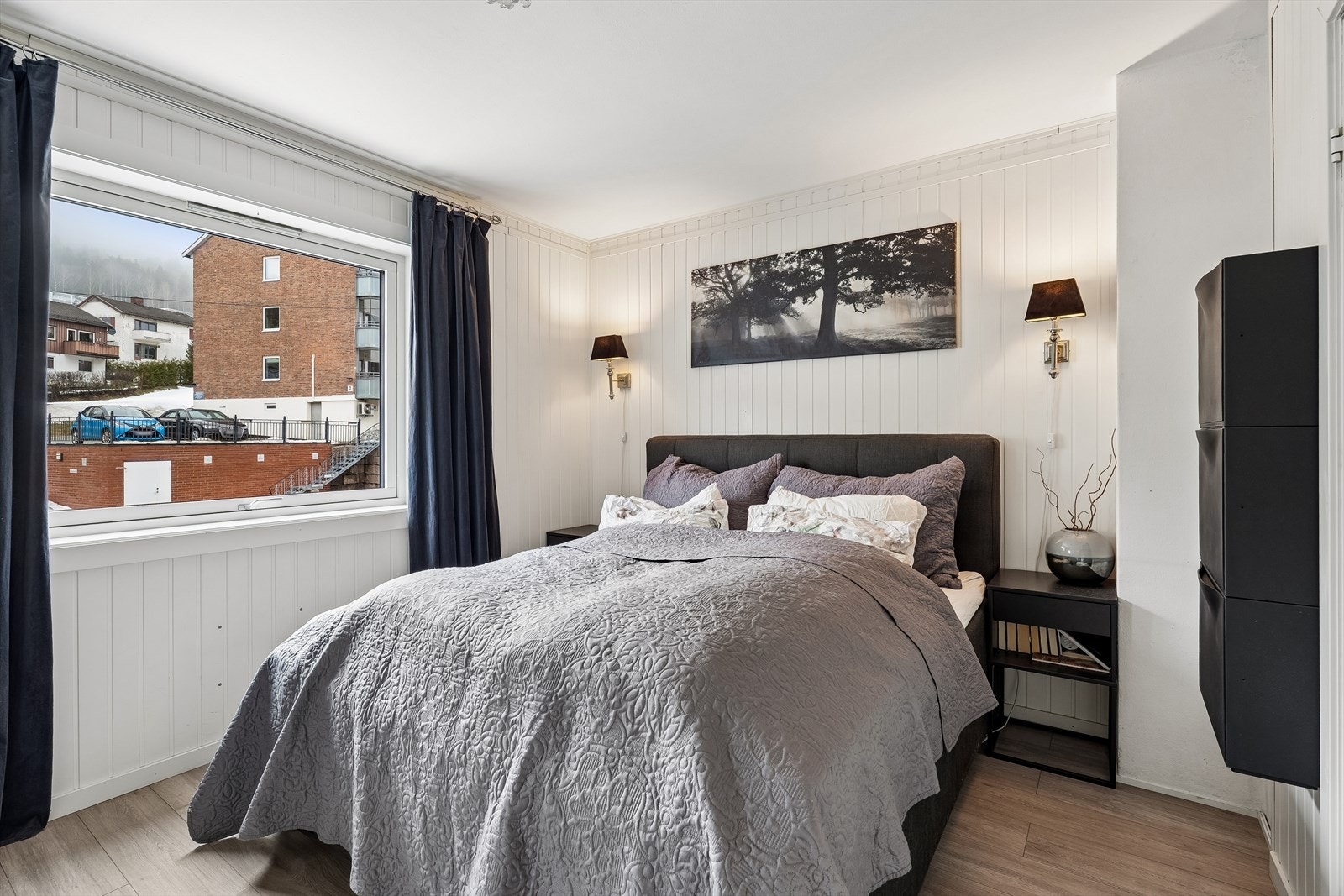 Soverom 1: Lyst og stort soverom med god plass til dobbeltseng og nattbord. Galleribilde
