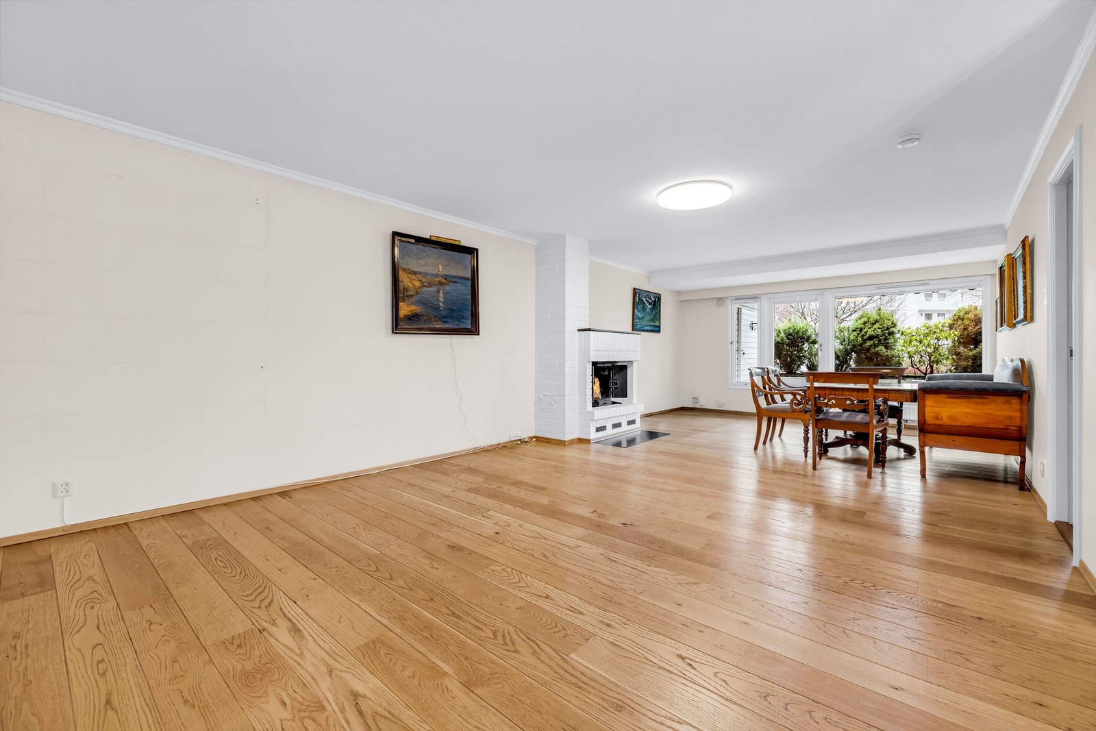 Meget romslig og åpen stue med peis og utgang til en stor terrasse. I stuen er det god plass til flere sittegrupper. Galleribilde