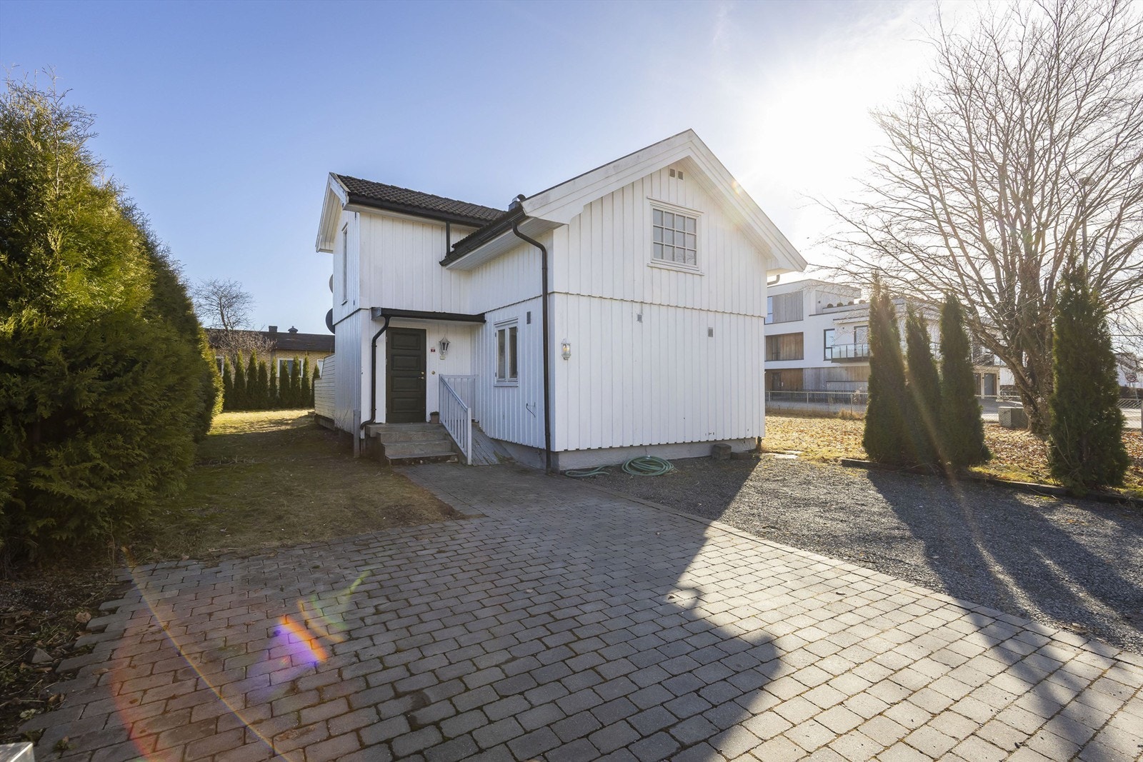 Delvis opparbeidet belegningsstein på fremsiden av huset. Direkte adgang til hage arealet. Galleribilde
