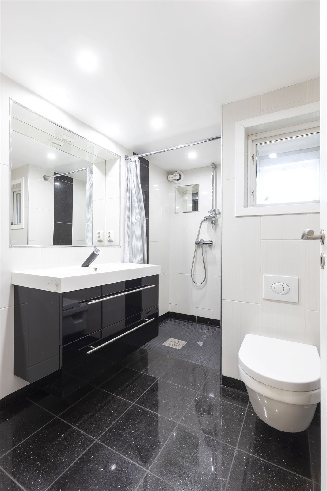 Bad 2. etasje er ombygd fra bod til bad av nåværende eier, dette er ikke omsøkt og er ikke godkjent til varig opphold. Badet er moderne med svarte detaljer. Galleribilde
