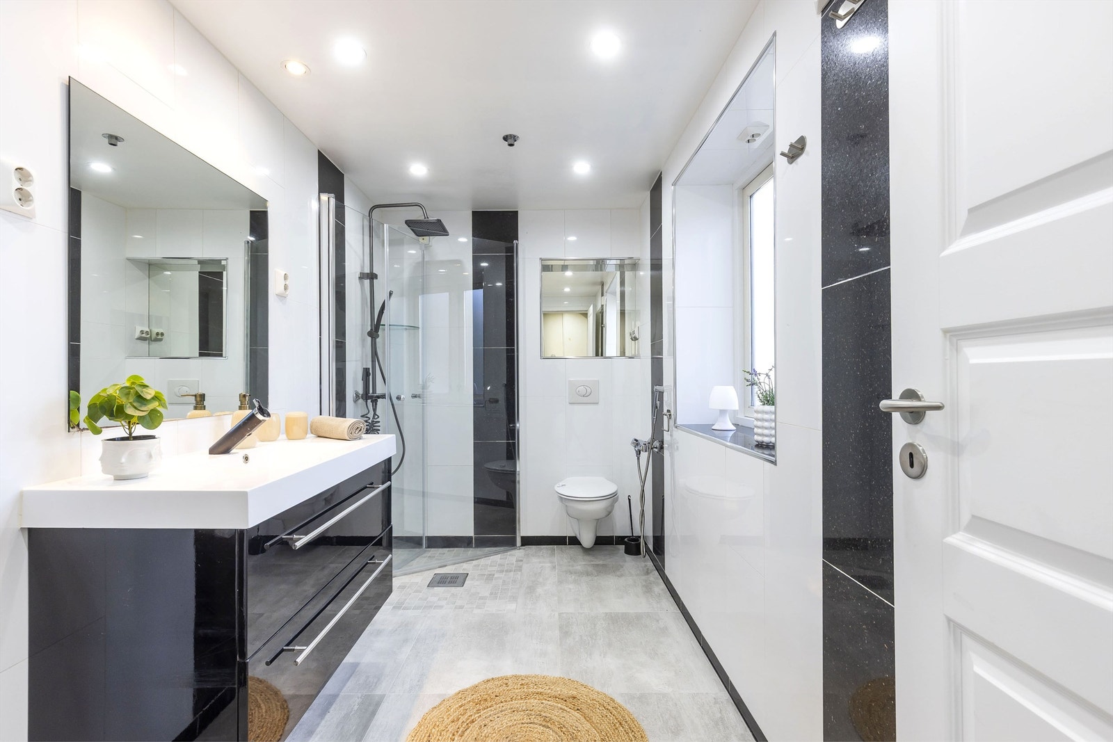 Badet i 1. etasje fremstår som moderne. Galleribilde