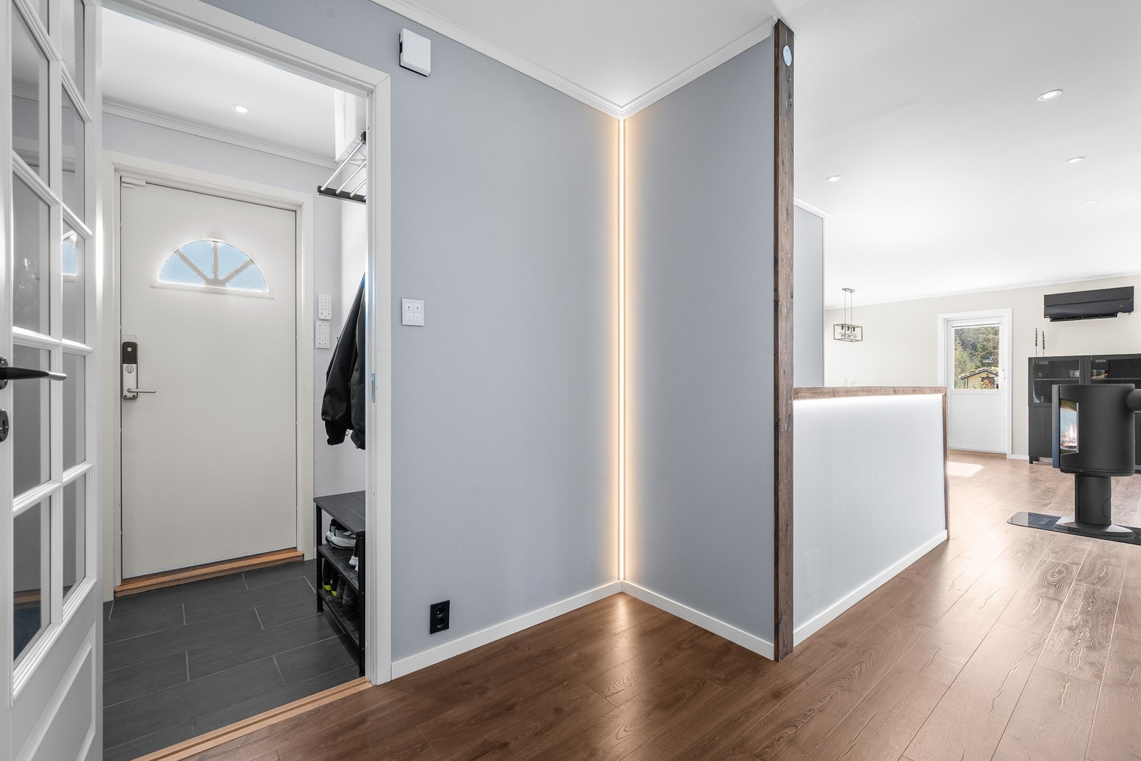 Romslig entre med god plass til ytterklær og sko. Ved ytterdør og i gang er det panel til smarhusløsningen. Galleribilde