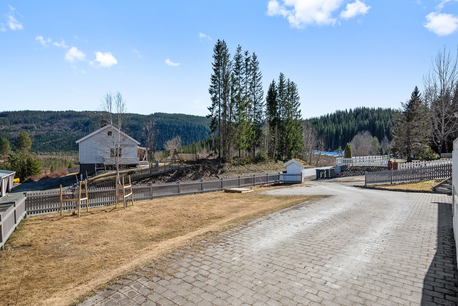 Tomta er på ca. 995 kvm. Galleribilde