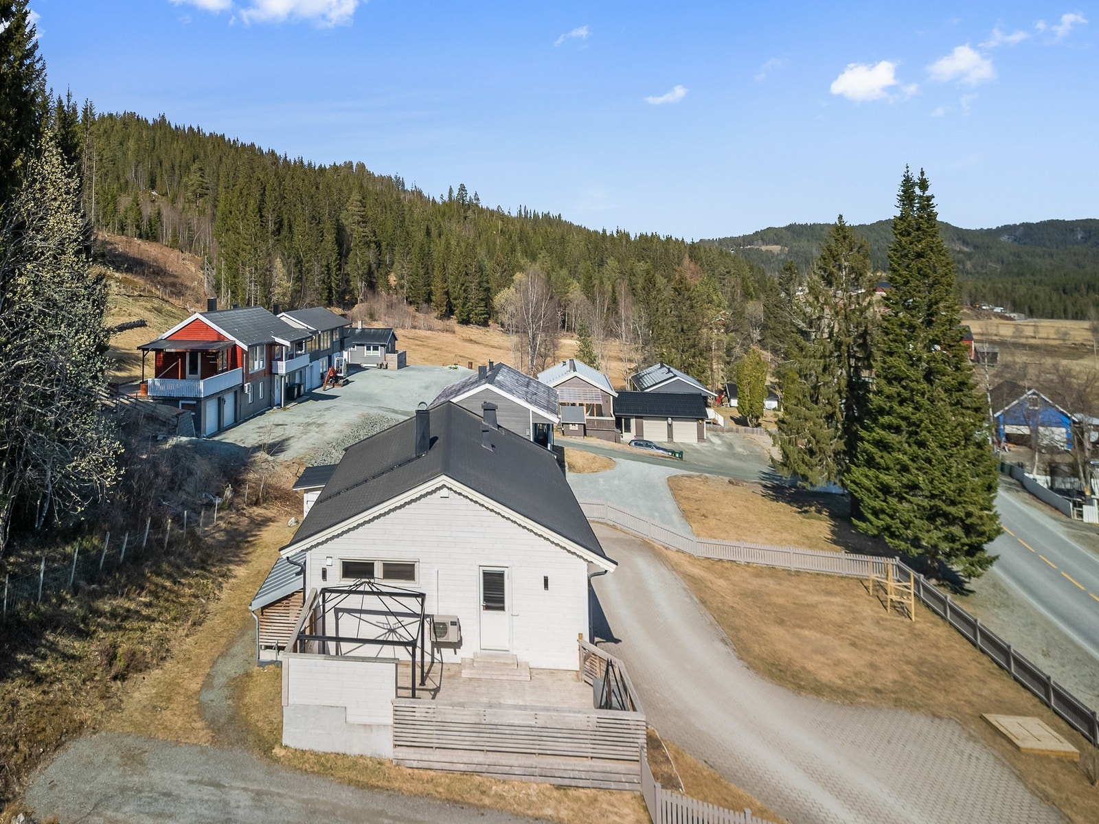 Boligen ligger i et mindre etablert boligområde bestående av eneboliger og landbruk. Galleribilde