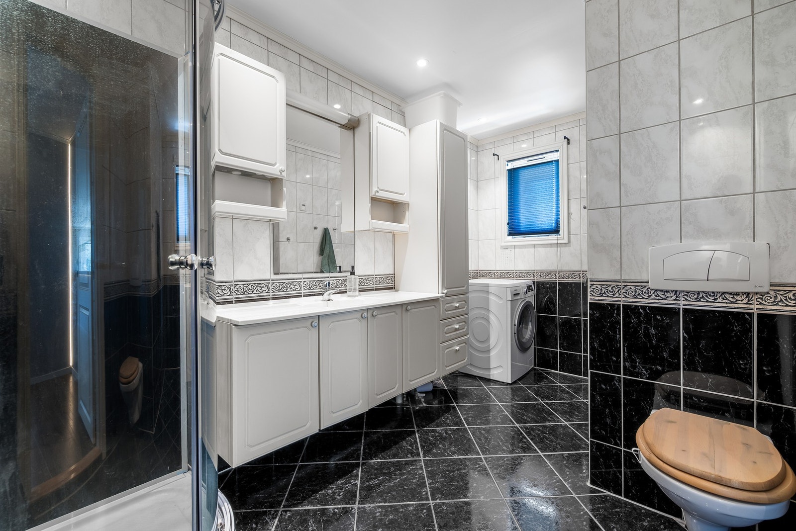 Badet er flislagt, og på hele 7 kvm. Galleribilde