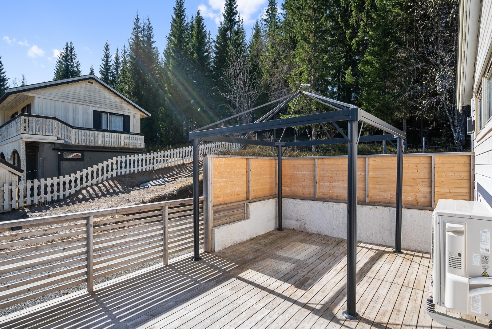 Fra stua er det utgang til en sørvendt terrasse på ca. 27 kvm. Galleribilde