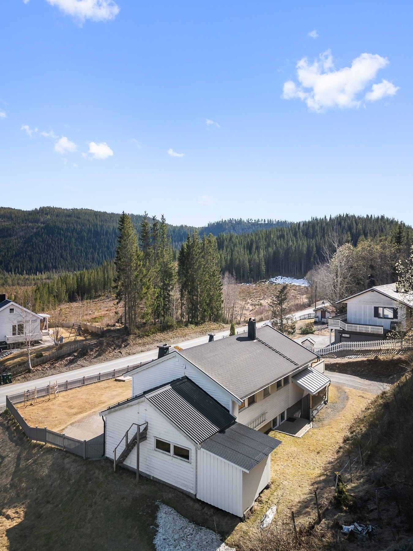 Eiendommen har også garasje med bod. Galleribilde
