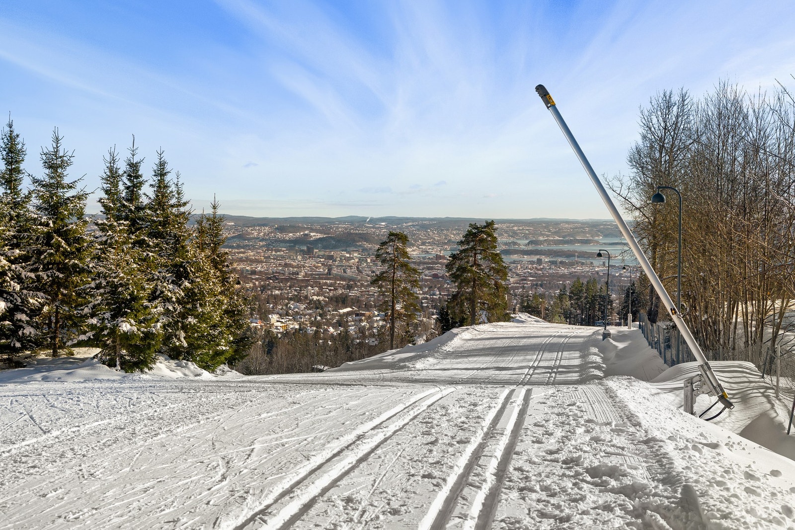 Boligen ligger like ved skiløypene i riksanlegget i Holmenkollen. Galleribilde