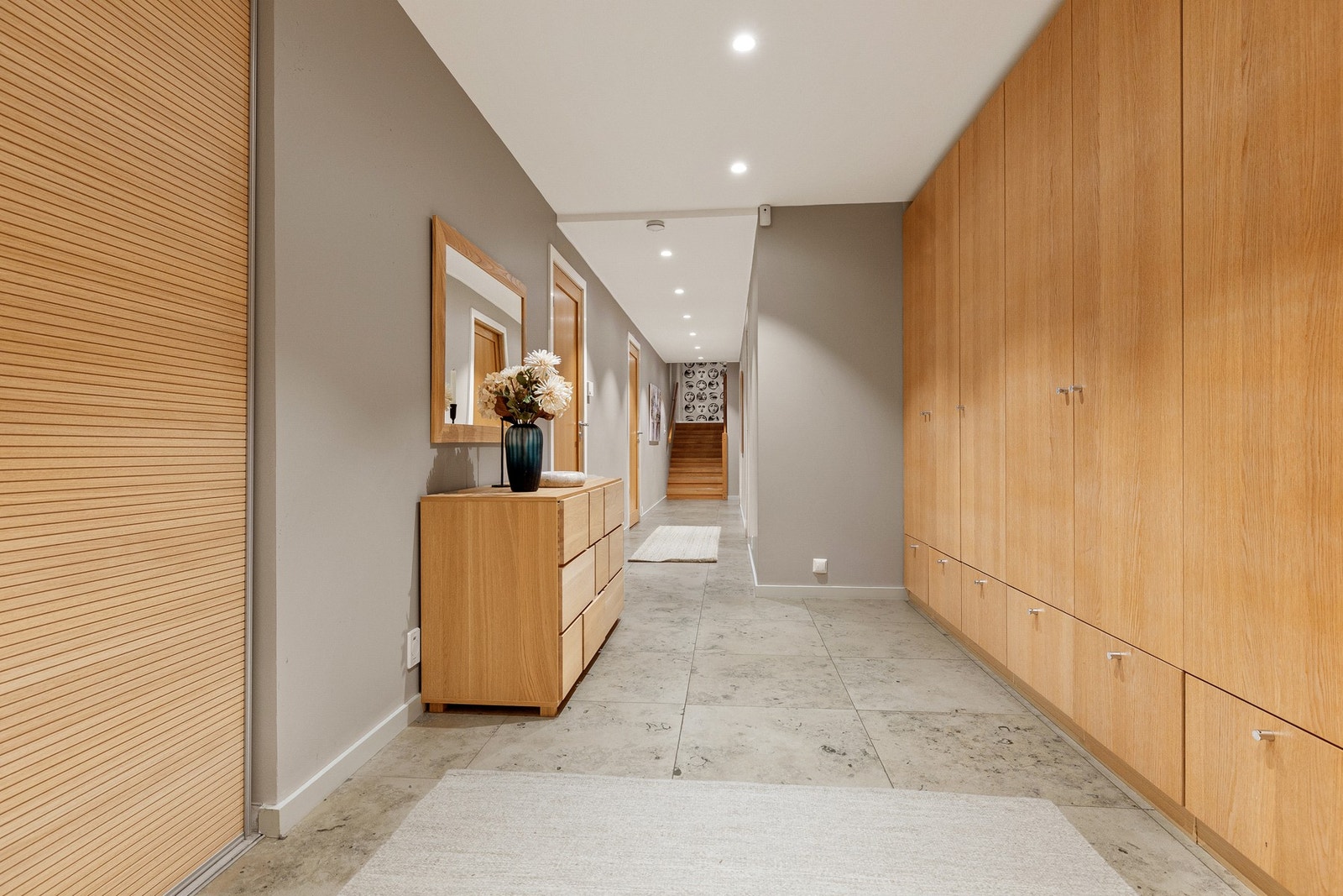 Representativ hall med garderobe. Galleribilde