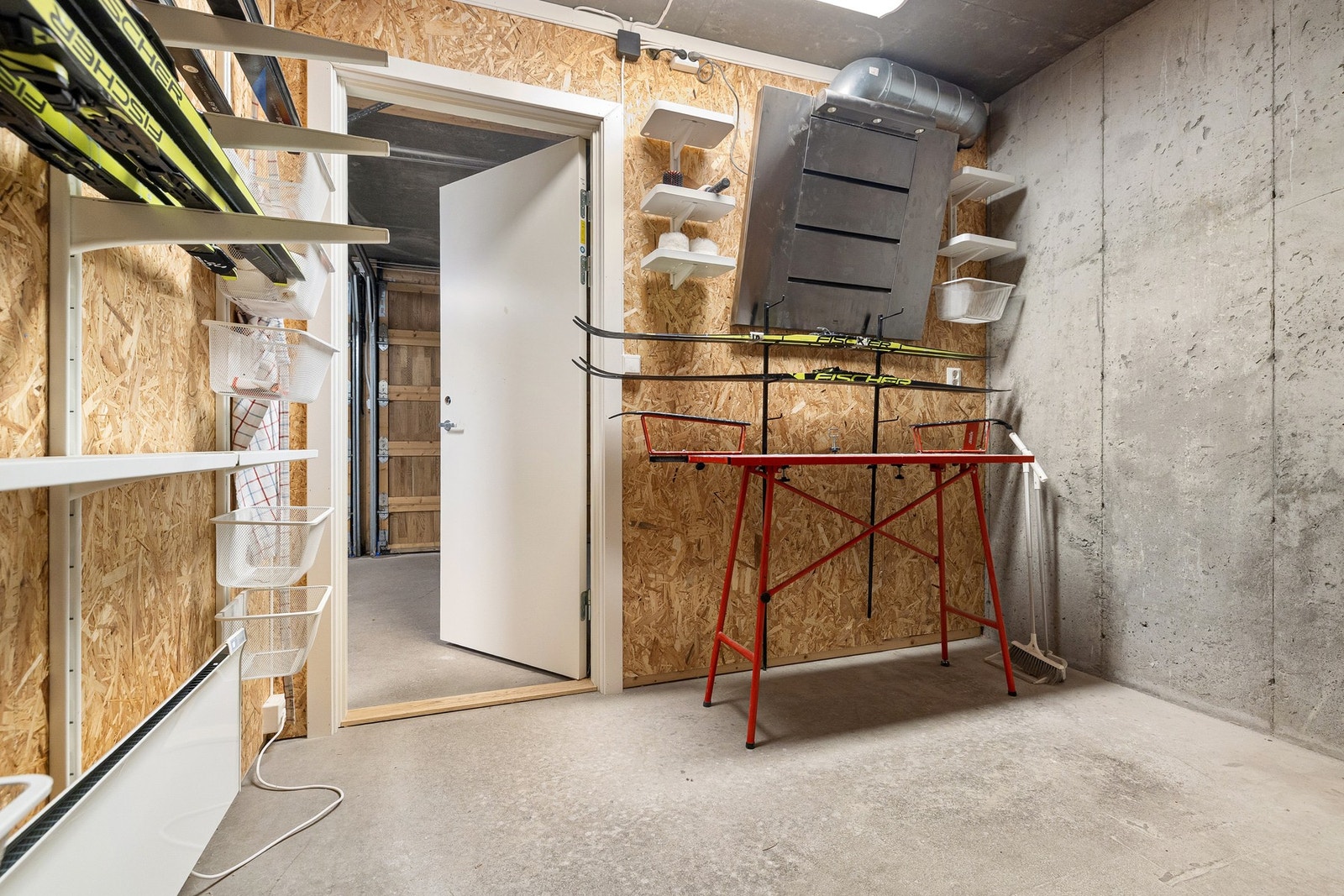 Skibod med varme og avtrekk. Galleribilde