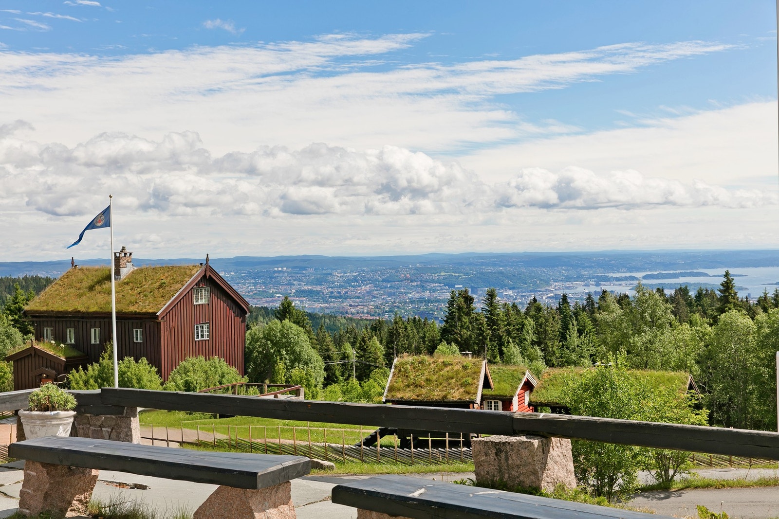 Frognerseteren med bevarte hus og flotte turmuligheter. Galleribilde