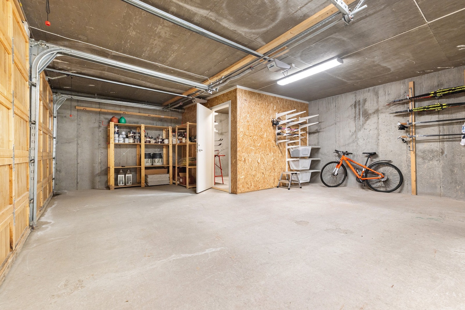 Dobbelgarasjen er integrert i boligen. Galleribilde