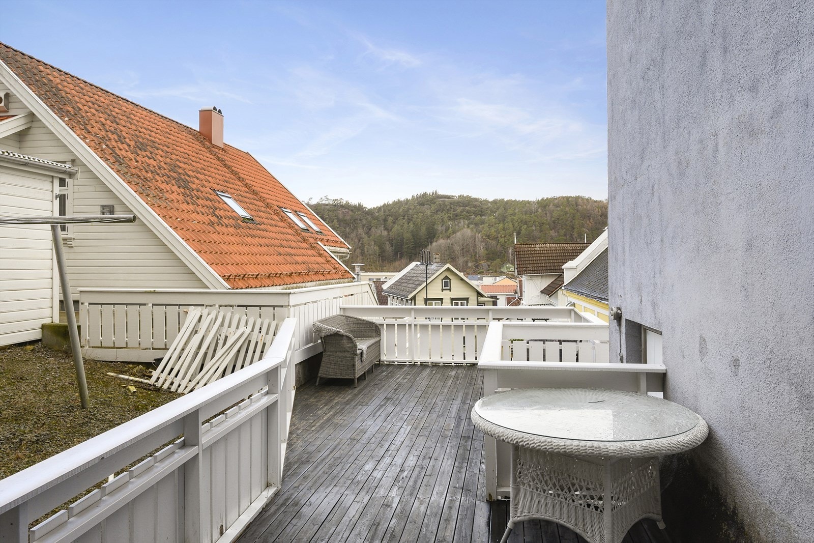 Kjekk felles terrasse på bakkeplan. Galleribilde
