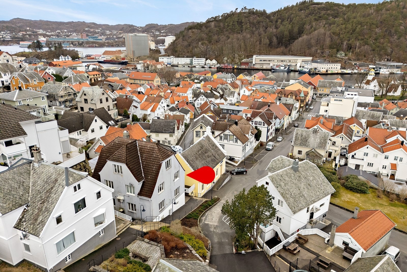 Leiligheten ligger i sentrum med gangavstand til butikker av alle slag, koselige spisesteder og kjøpesenter. Det er kort gangavstand til barne- og ungdomsskole, idrettsanlegg og fine turmuligheter. Galleribilde