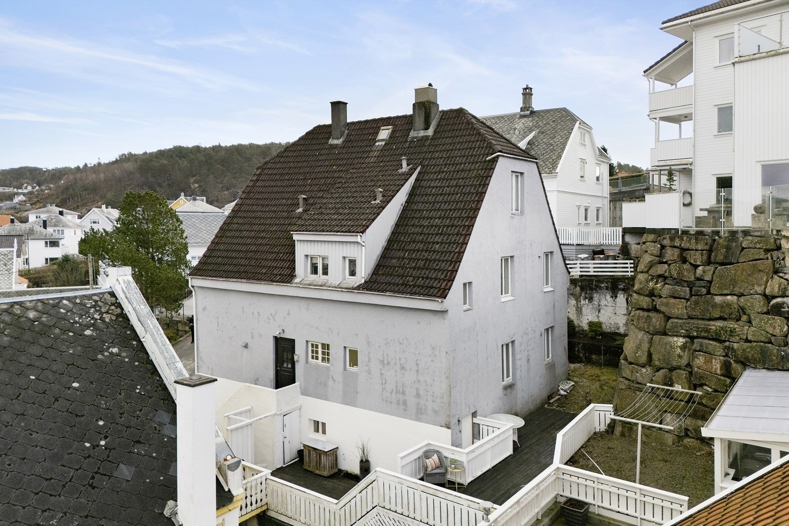God oppbevaring i boder i leilighet og fellesområdet i kjelleren. Felles terrasse på bakkeplan. Galleribilde