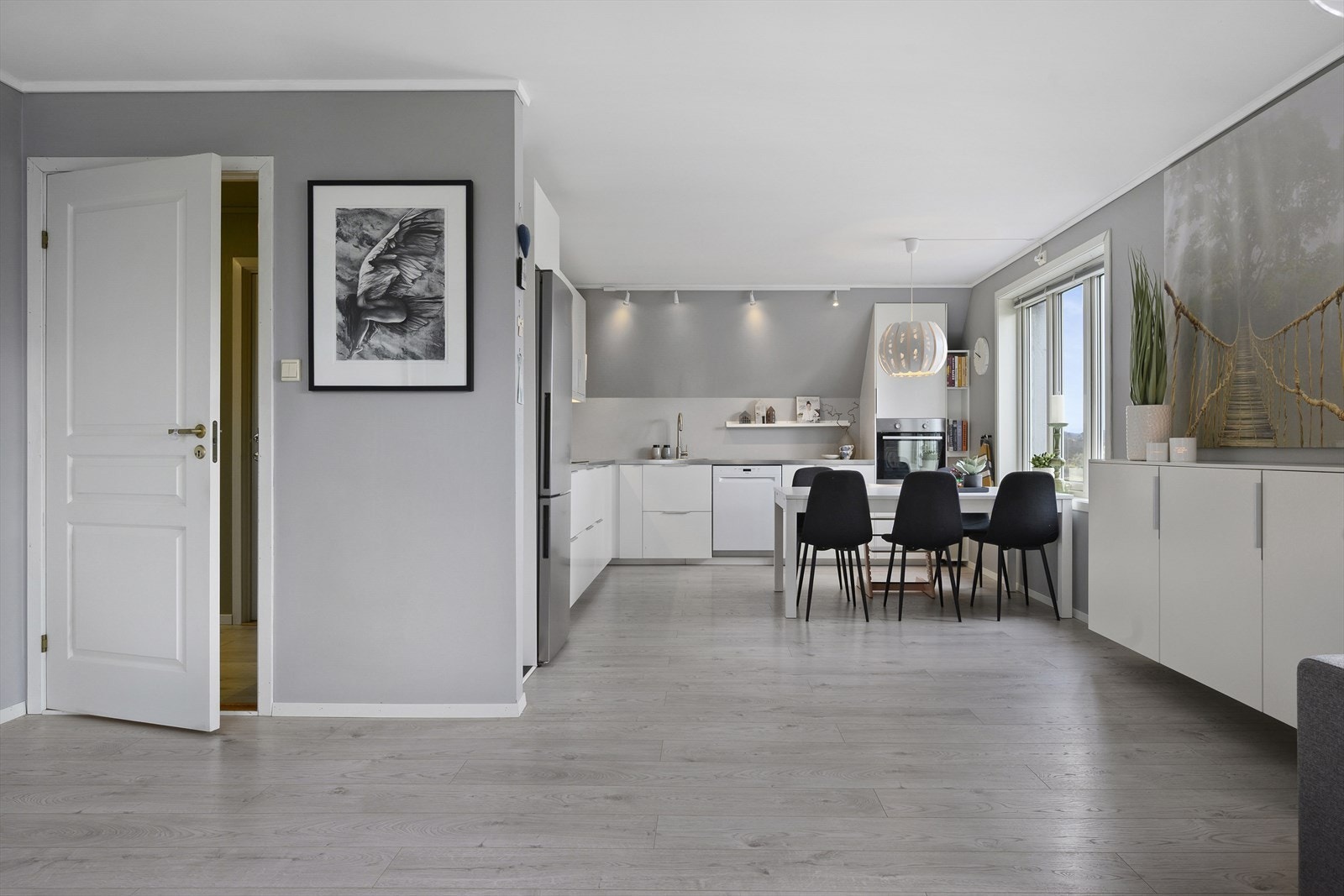 Leiligheten er praktisk innredet med stue/kjøkken i åpen løsning. Her er god plass til sofagruppe, spisebord og sittegruppe. Galleribilde