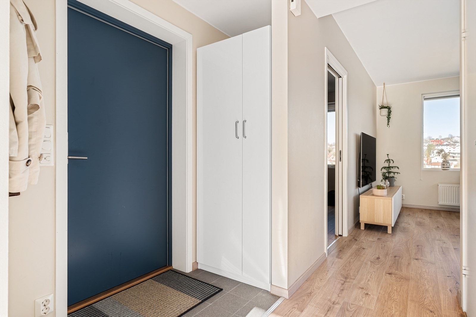 Entréen er praktisk utformet med plass til vegghengt oppbevaring, og har i tillegg en integrert nisje som rommer et smalt garderobeskap. Galleribilde