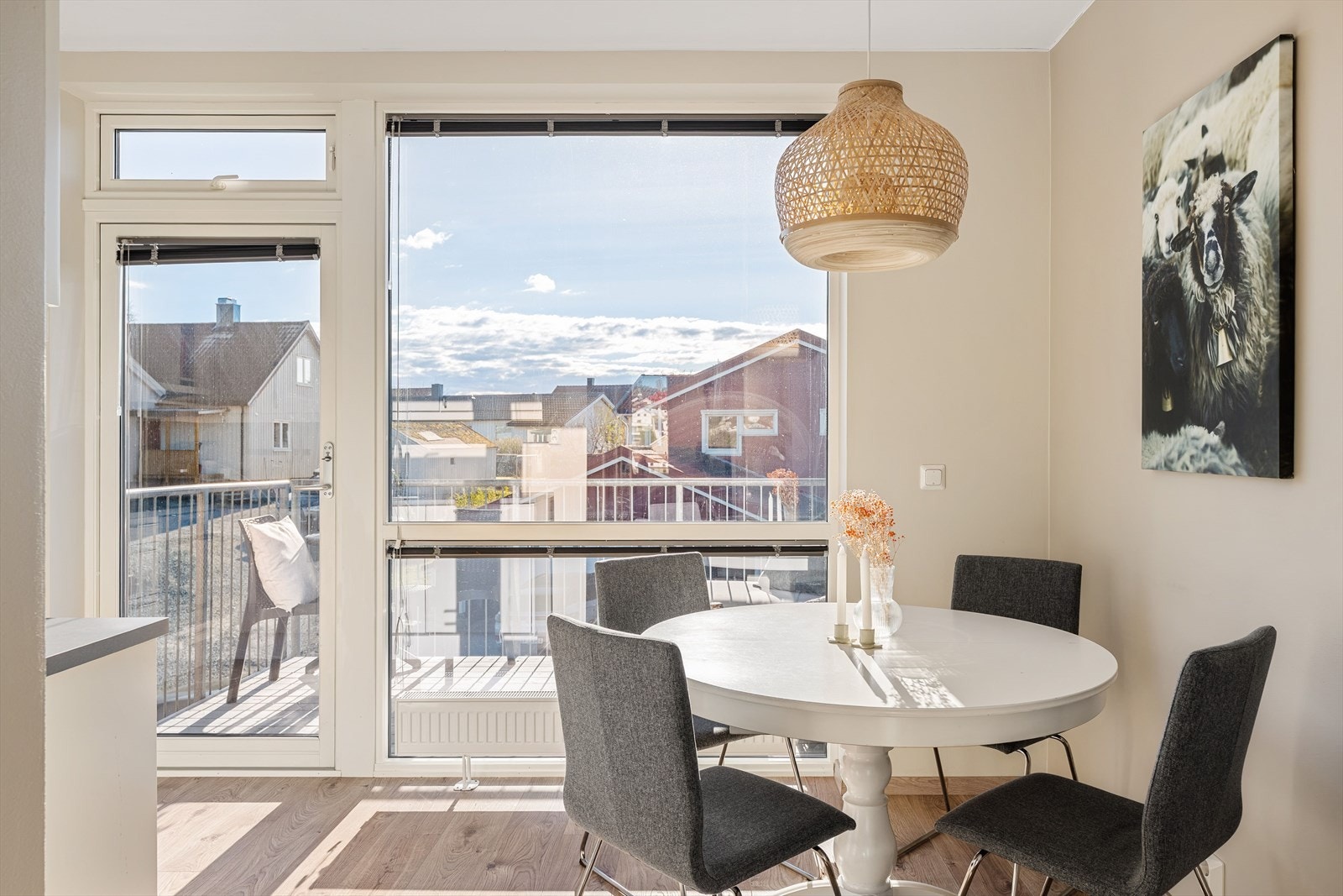 Leiligheten varmes opp med fjernvarme via radiatorer. Galleribilde