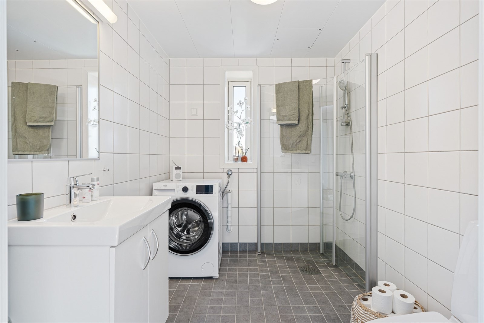 Badet har flislagte overflater og behagelig gulvvarme. Galleribilde