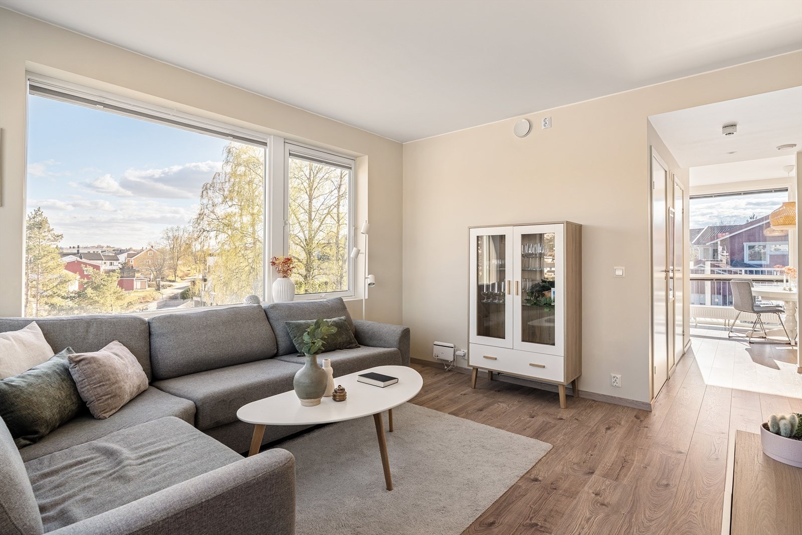Leiligheten er svært tiltalende med fine farge- og materialvalg på vegger og gulv. En standard du kan flytte rett inn i! Galleribilde