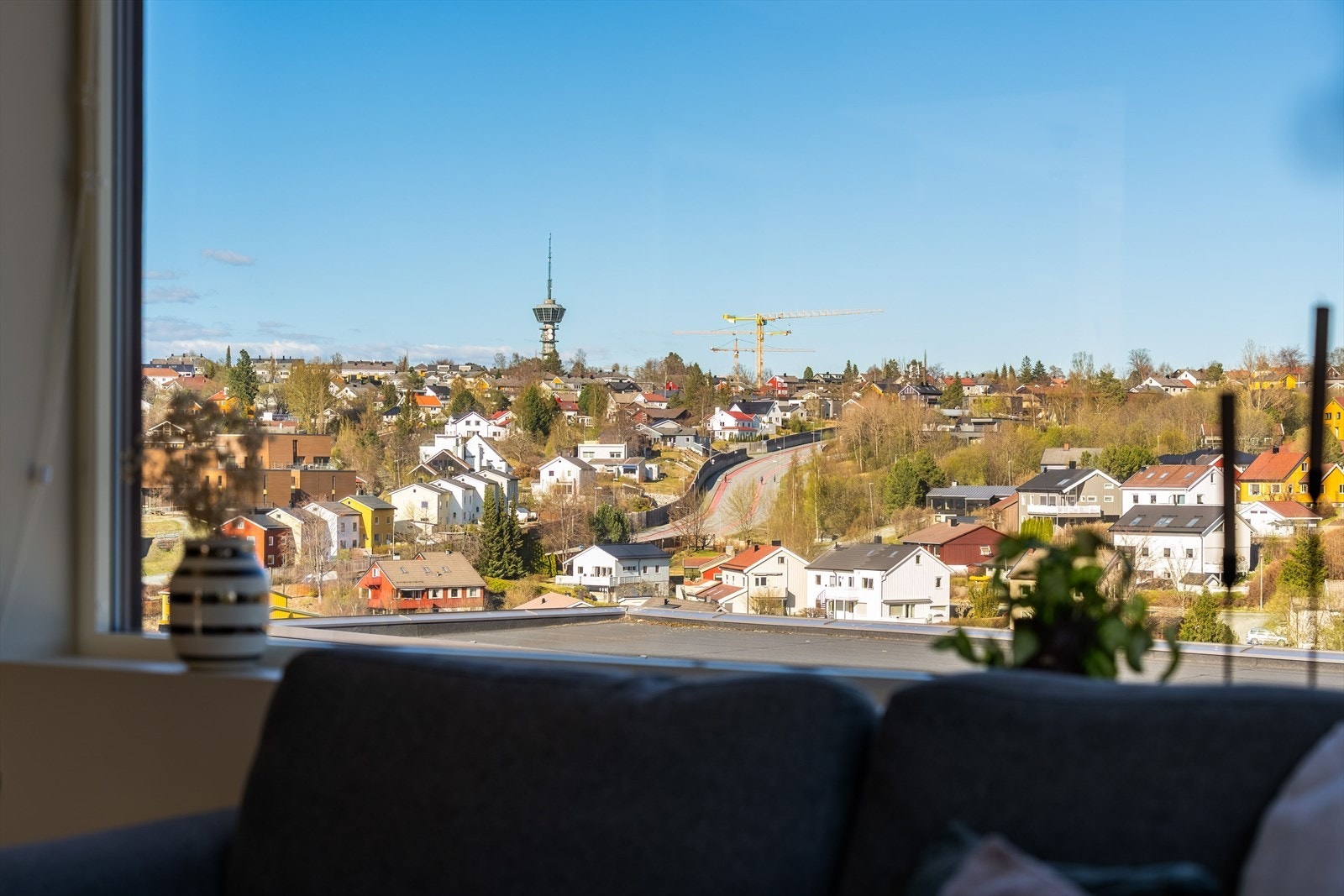 Bygget ligger på et lite høydedrag, og fra leiligheten i 2. etasje er det godt utsyn fra flere rom. Galleribilde