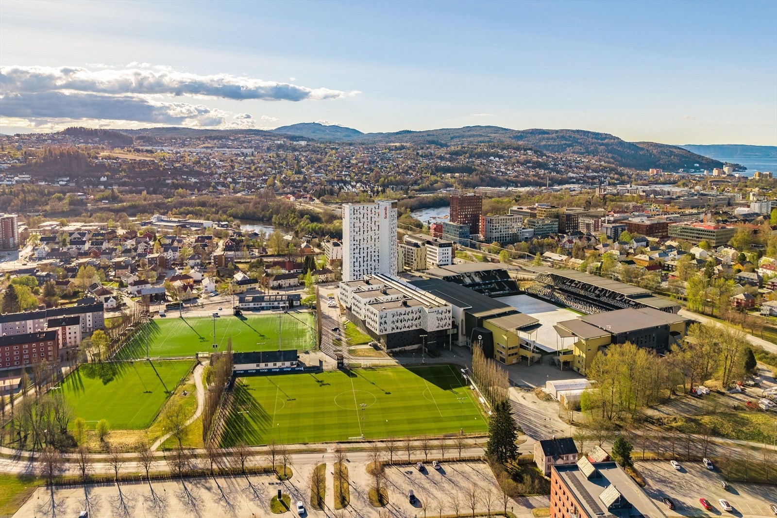 Leiligheten har en attraktiv beliggenhet med gangavstand til Lerkendal Stadion. Galleribilde