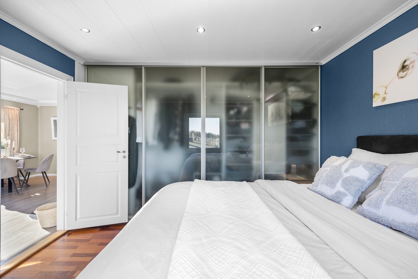 Videre er det downlights i himling og svært gode oppbevaringsmuligheter i en romslig skyvedørsgarderobe som strekker seg langs hele veggen. Galleribilde
