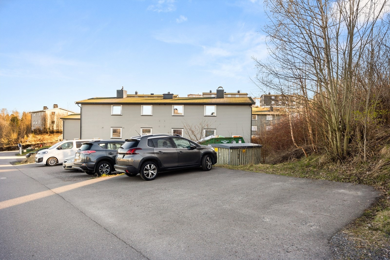 Denne leiligheten har en parkeringsplass som disponeres kun få meter unna inngangsdøra. Galleribilde
