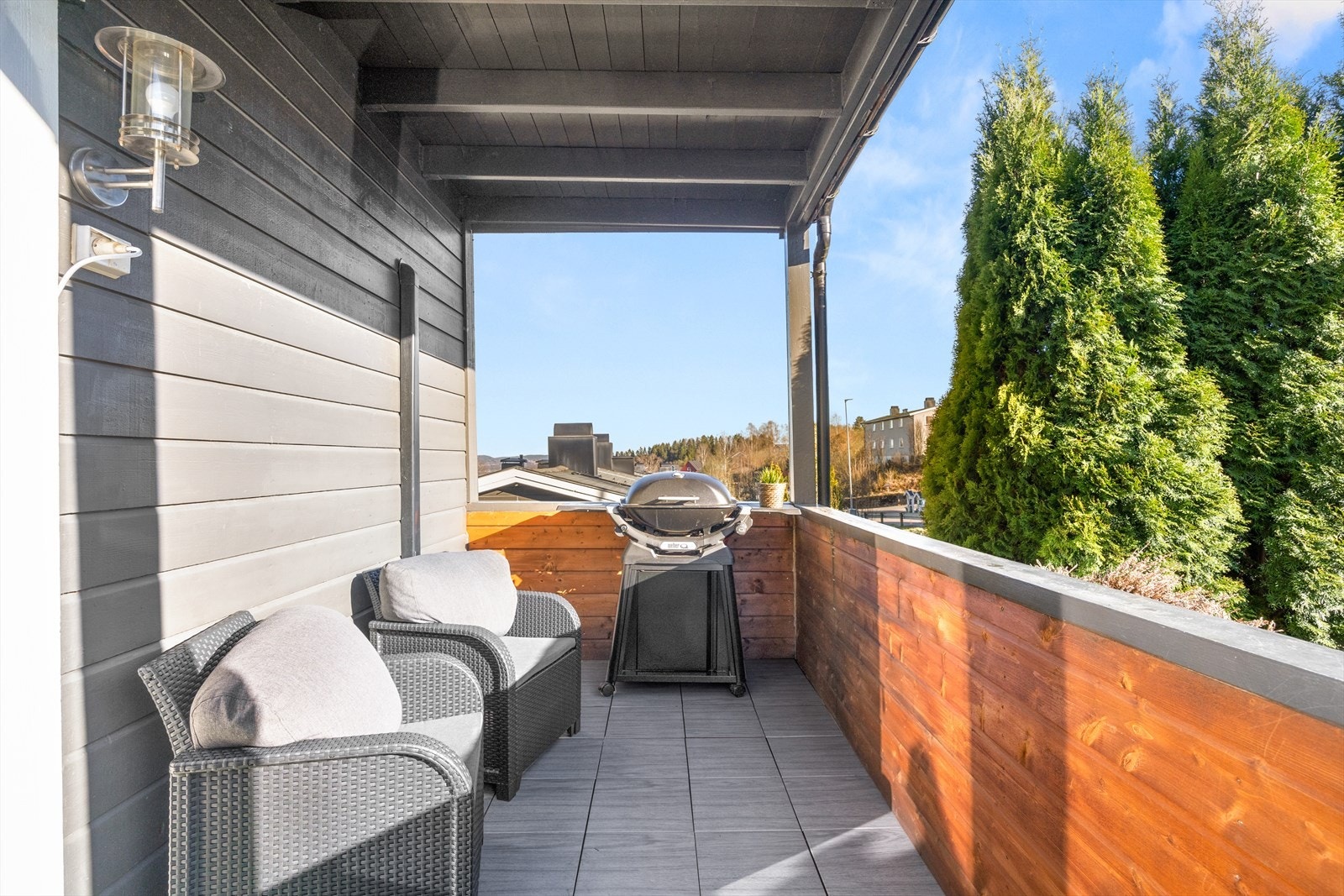Herlig, sydvestvendt terrasse på ca. 6,4 m² med gode solforhold. Galleribilde