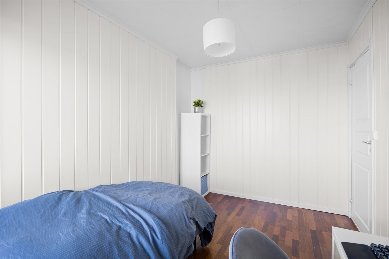 Soverom 2 er et allsidig rom som passer perfekt som både barnerom, gjesterom eller hjemmekontor, tilpasset dine behov. Galleribilde