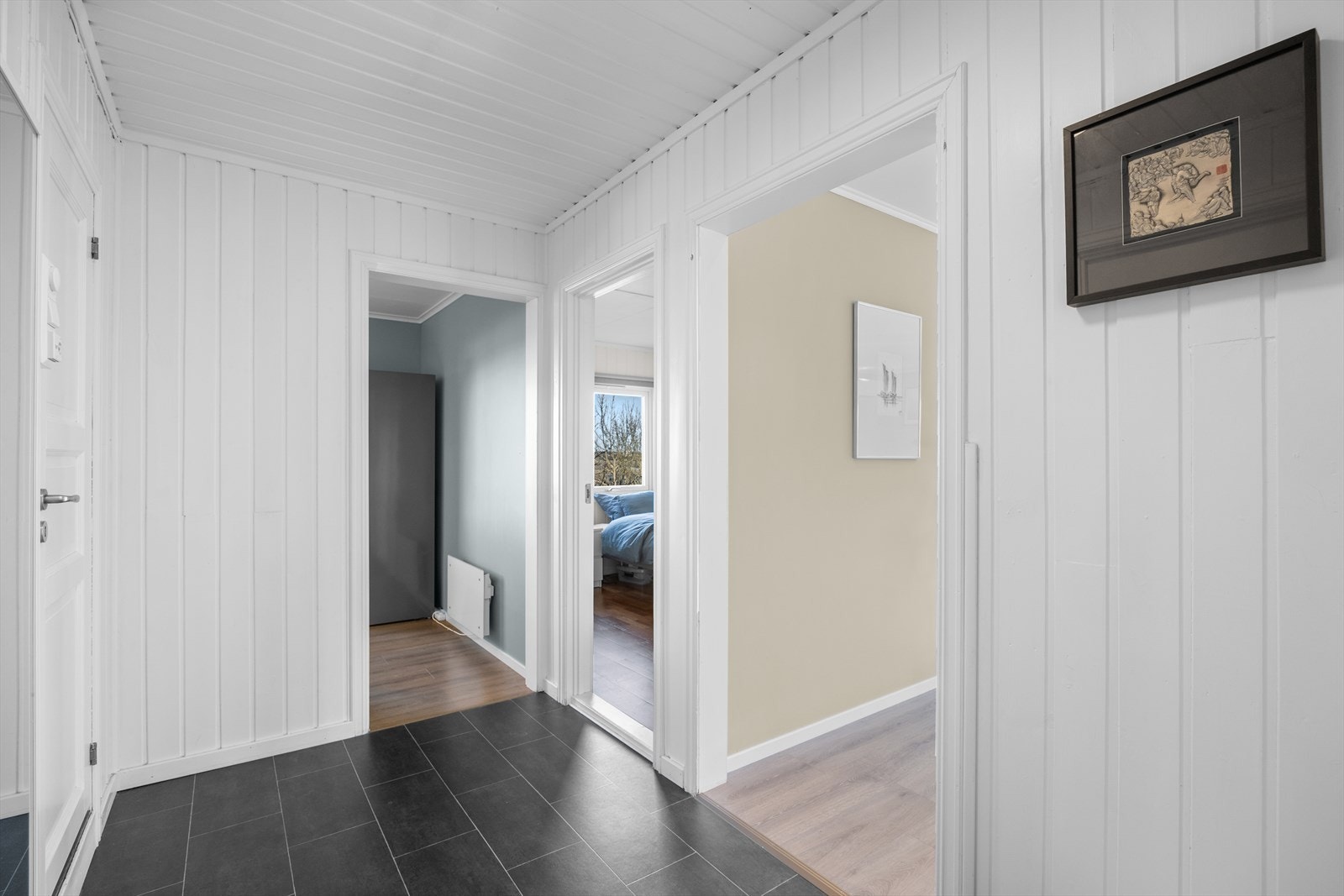 Fra gangen sett mot kjøkken og stue. Galleribilde