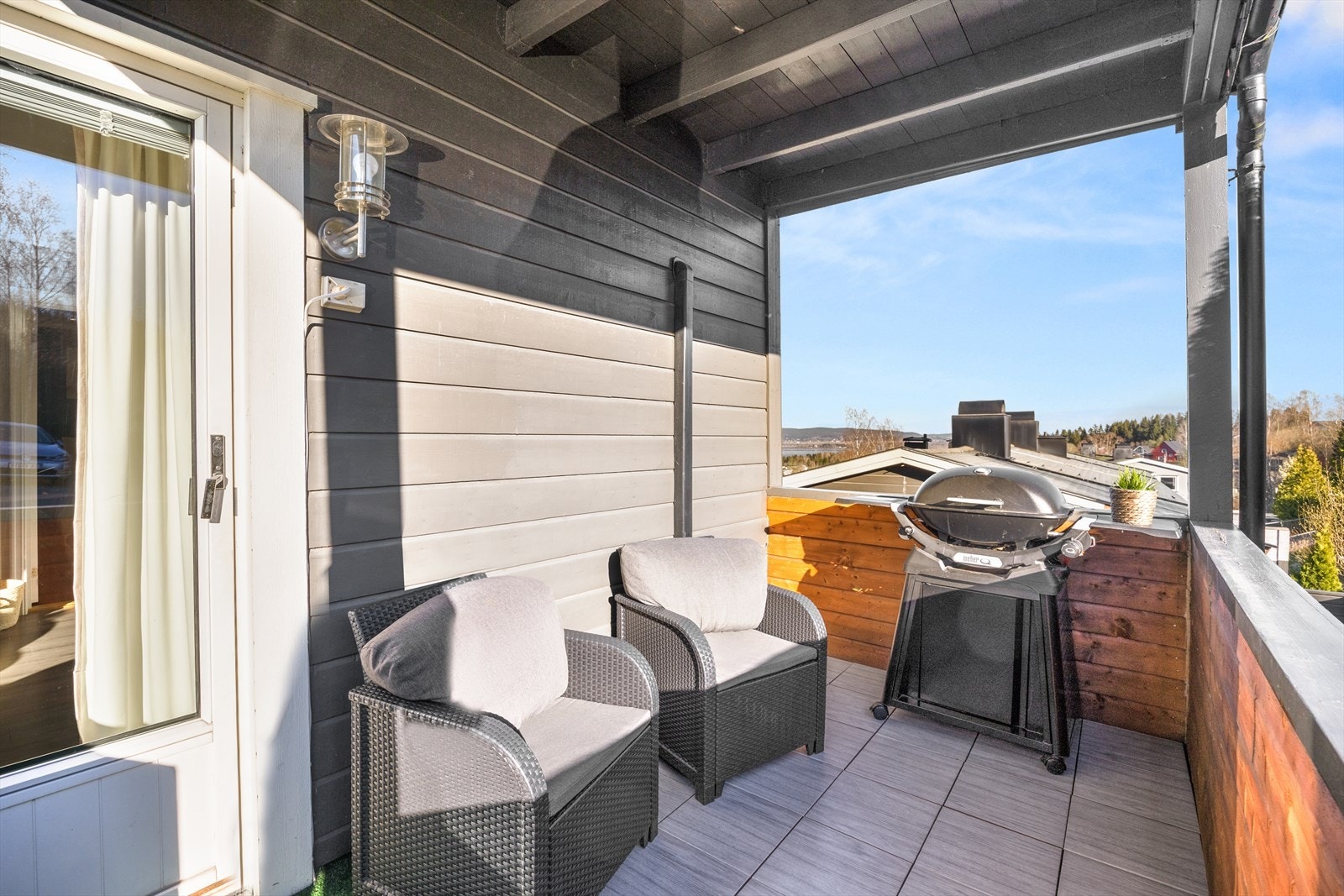 I vår- og sommerhalvåret blir balkongen en naturlig forlengelse av stuen, perfekt for hyggelige stunder med familie og venner. Galleribilde