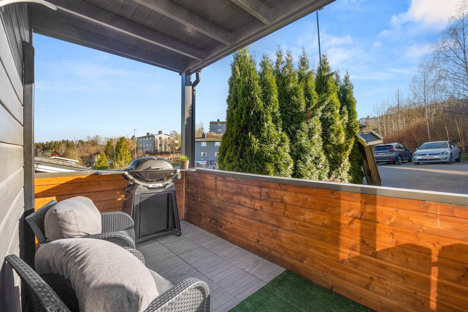 Leiligheten har en koselig, sydvestvendt terrasse på ca. 6,4 m² med svært gode solforhold. Galleribilde