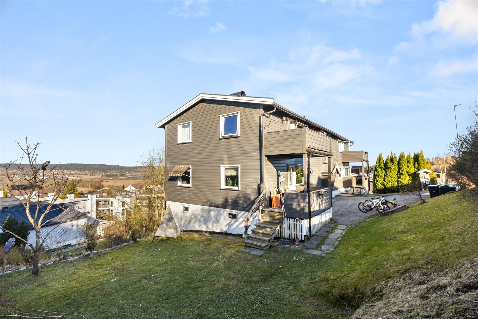 Eiendommen ligger i et rolig, veletablert og attraktivt boligområde på Fjerdingby i Rælingen kommune, ca. 6 minutters kjøring fra Lillestrøm sentrum. Galleribilde