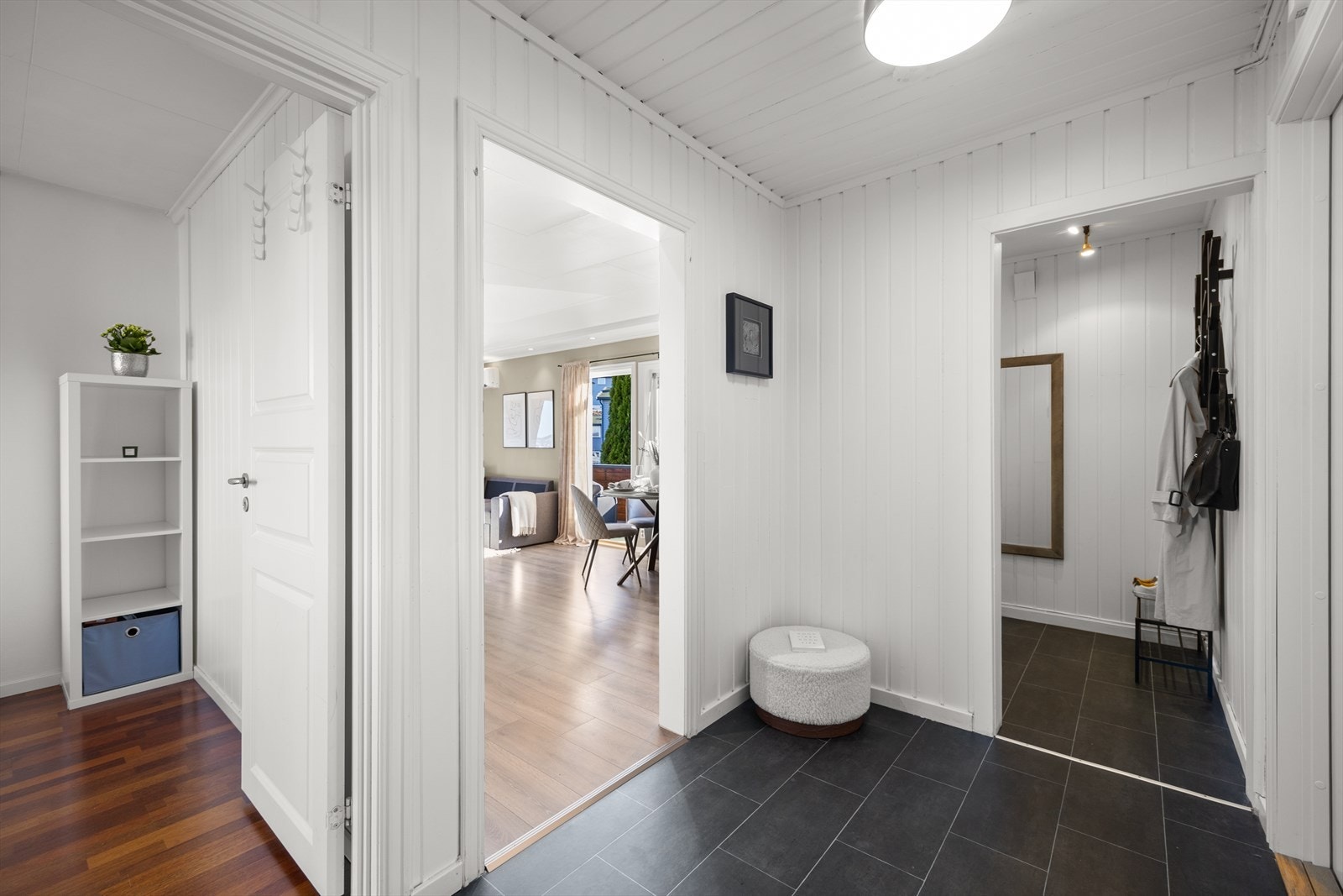 Fra entréen er det adkomst til en praktisk bod på høyre side, som gir gode oppbevaringsmuligheter. Galleribilde