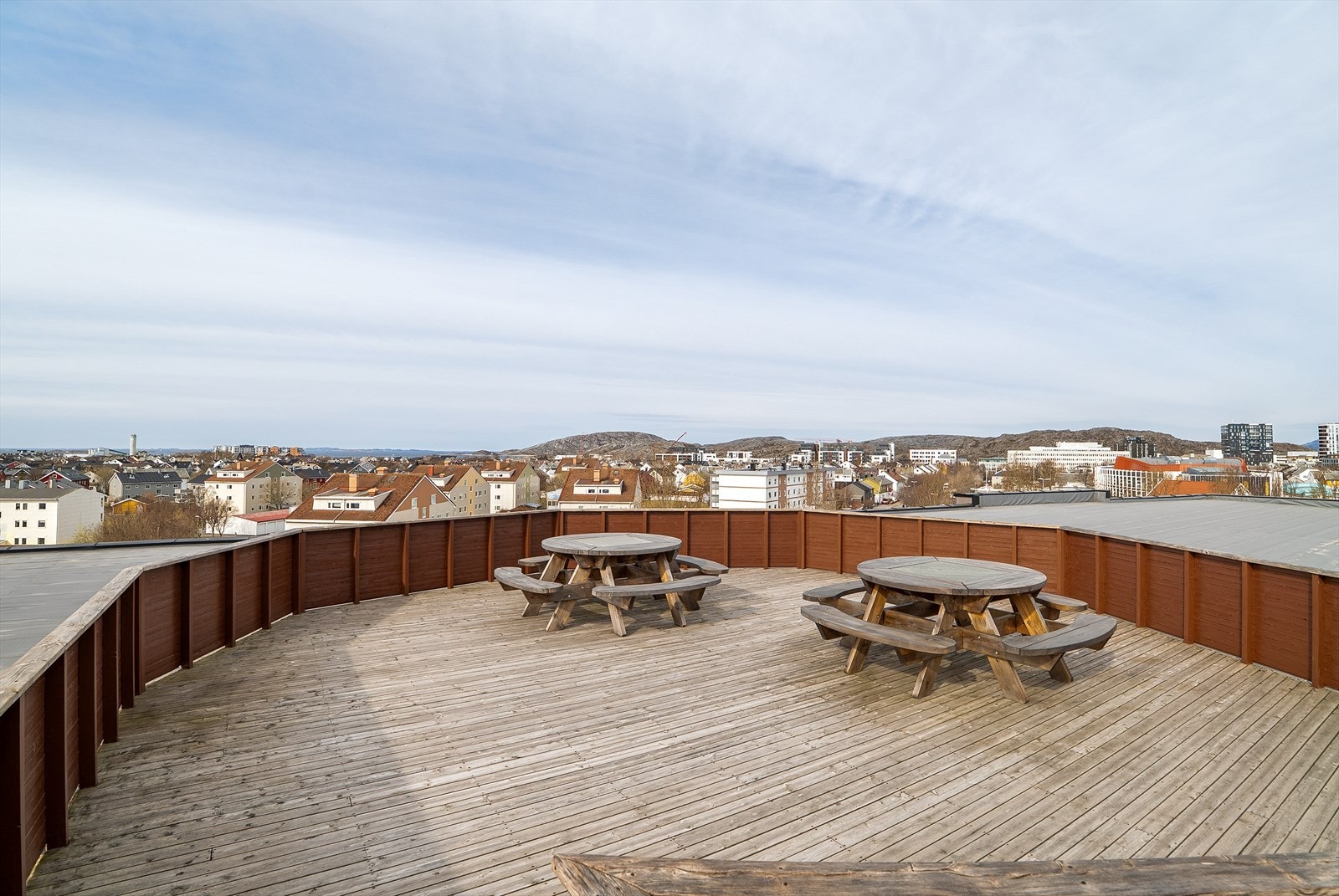 Borettslaget har en stor, felles takterrasse med sittegrupper og utsikt over byen. Galleribilde
