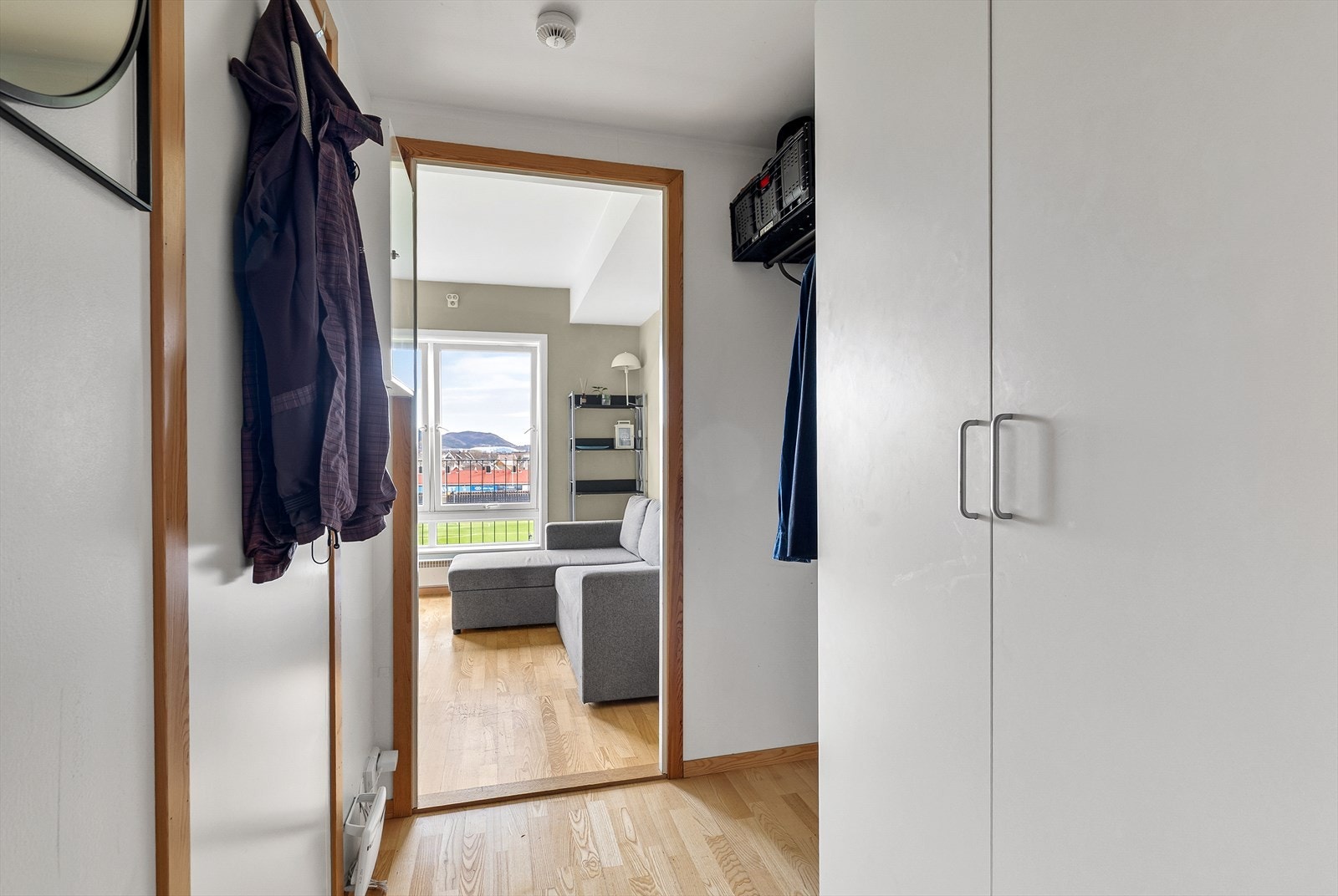 Inngangspartiet til hybelen, en separat enhet på 18 m² med egen entré, stue/kjøkken/soverom og bad/vaskerom. Galleribilde