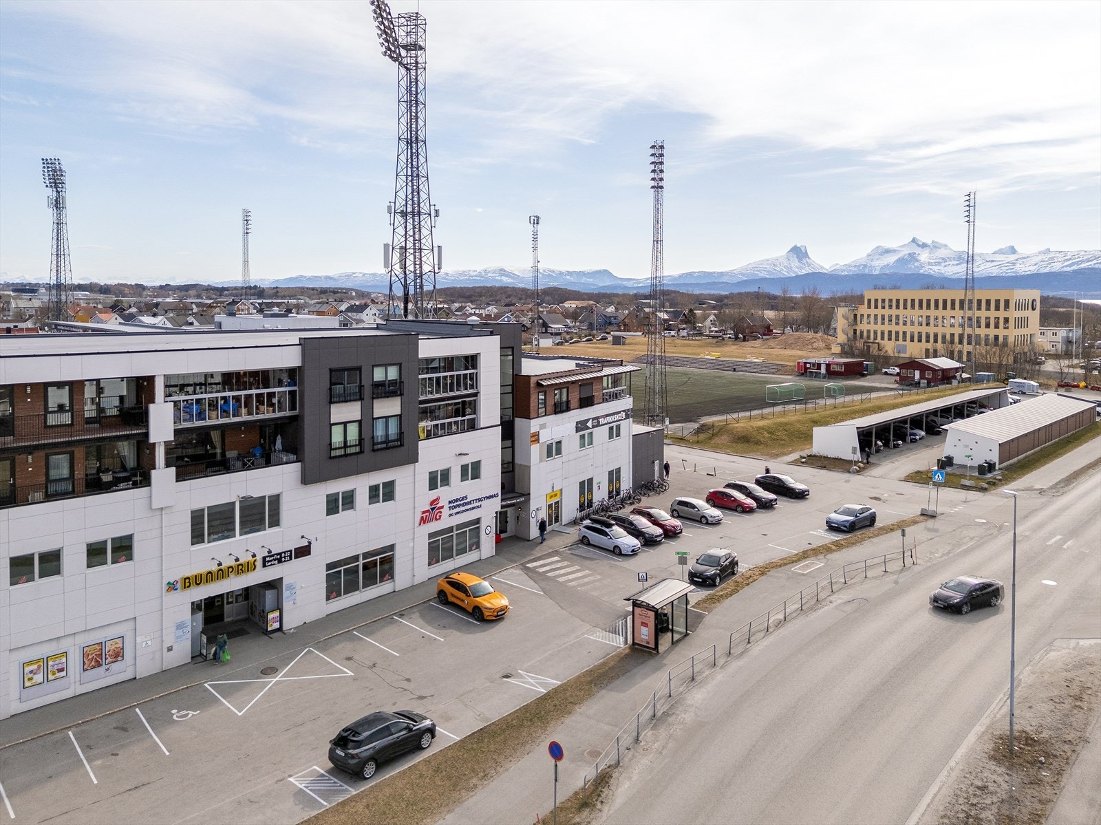 Tøffelavstand til dagligvarebutikk i byggets første etasje. Galleribilde