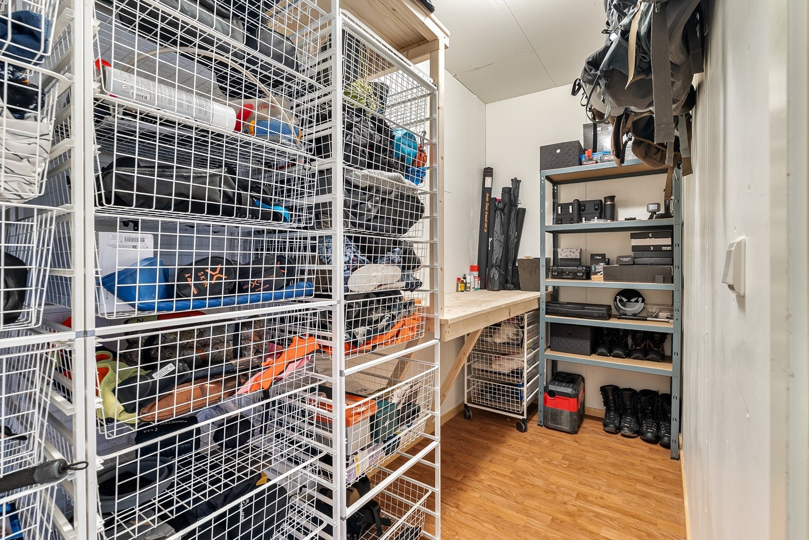De to eksterne bodene gir fleksible lagringsmuligheter for sportsutstyr, dekk og annet. Galleribilde