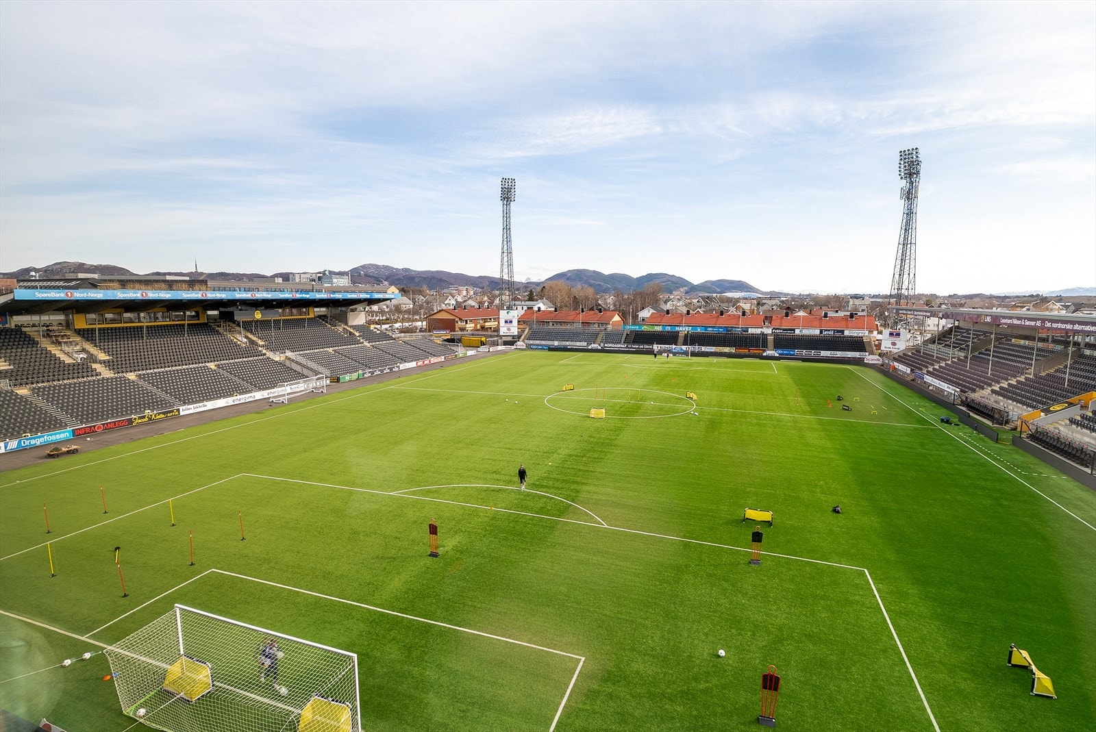 Beliggenheten er unik, med Aspmyra stadion som nærmeste nabo og dagligvarebutikk i første etasje av bygget. Galleribilde