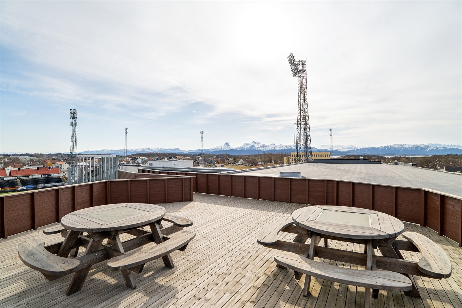 Fra takterrassen kan man nyte utsikten mot fjellene og nærområdet. Galleribilde