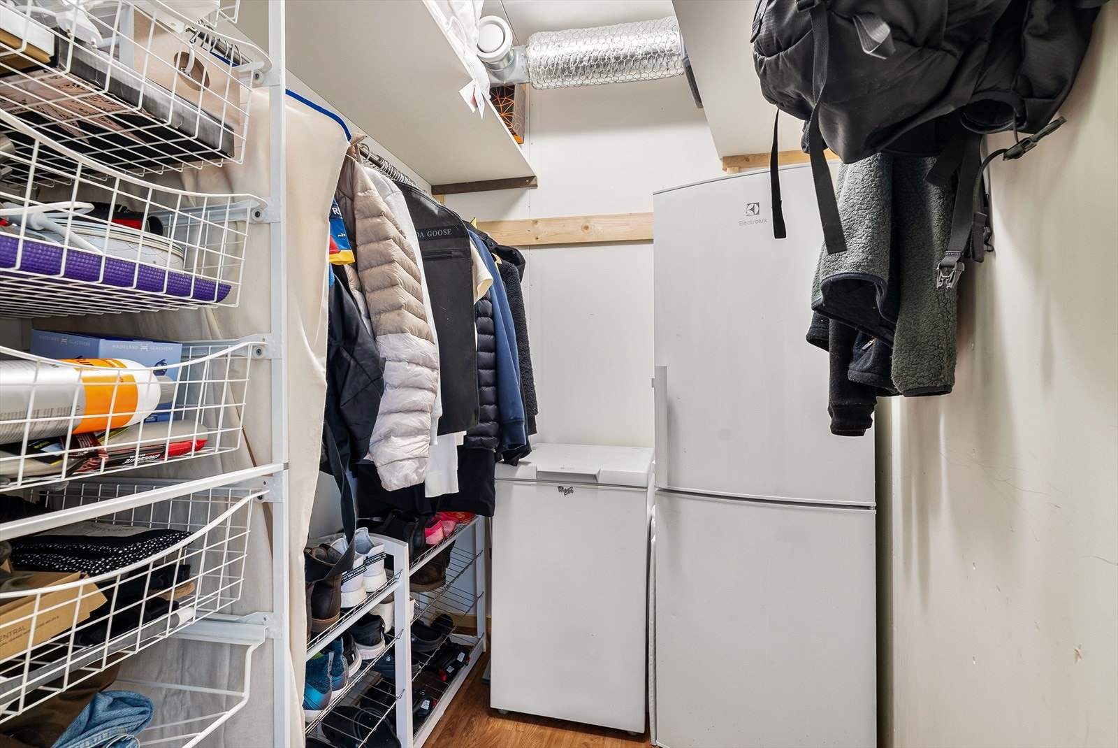 Leiligheten disponerer to eksterne boder på til sammen 10 m², som gir rikelig med lagringsplass. Galleribilde