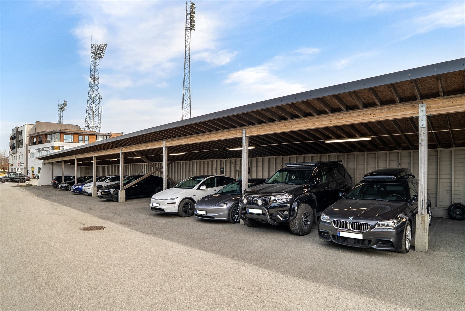 Leiligheten har fast parkering i felles carportanlegg. Galleribilde