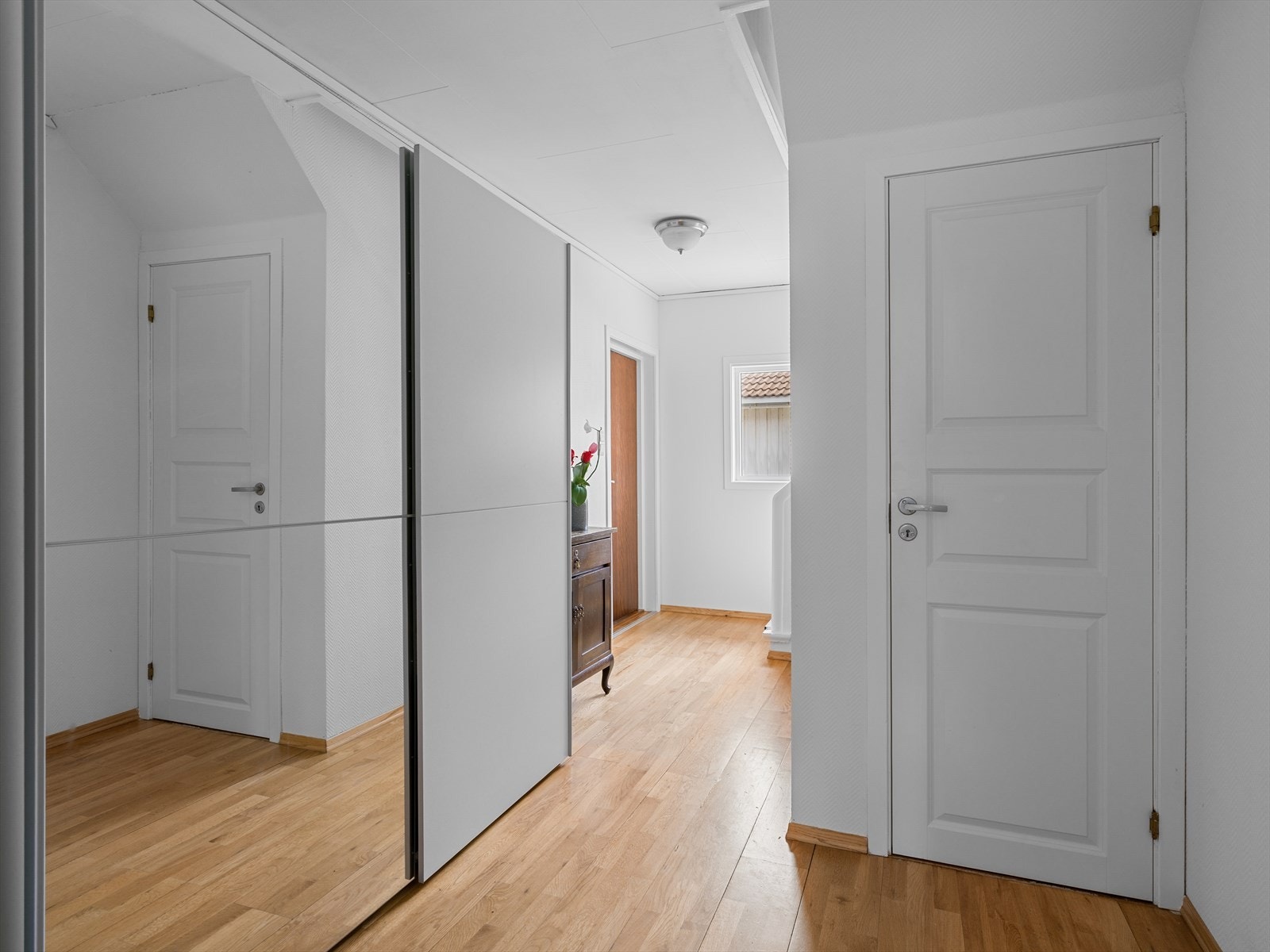 Entré med skyvedørsgarderobe. Galleribilde