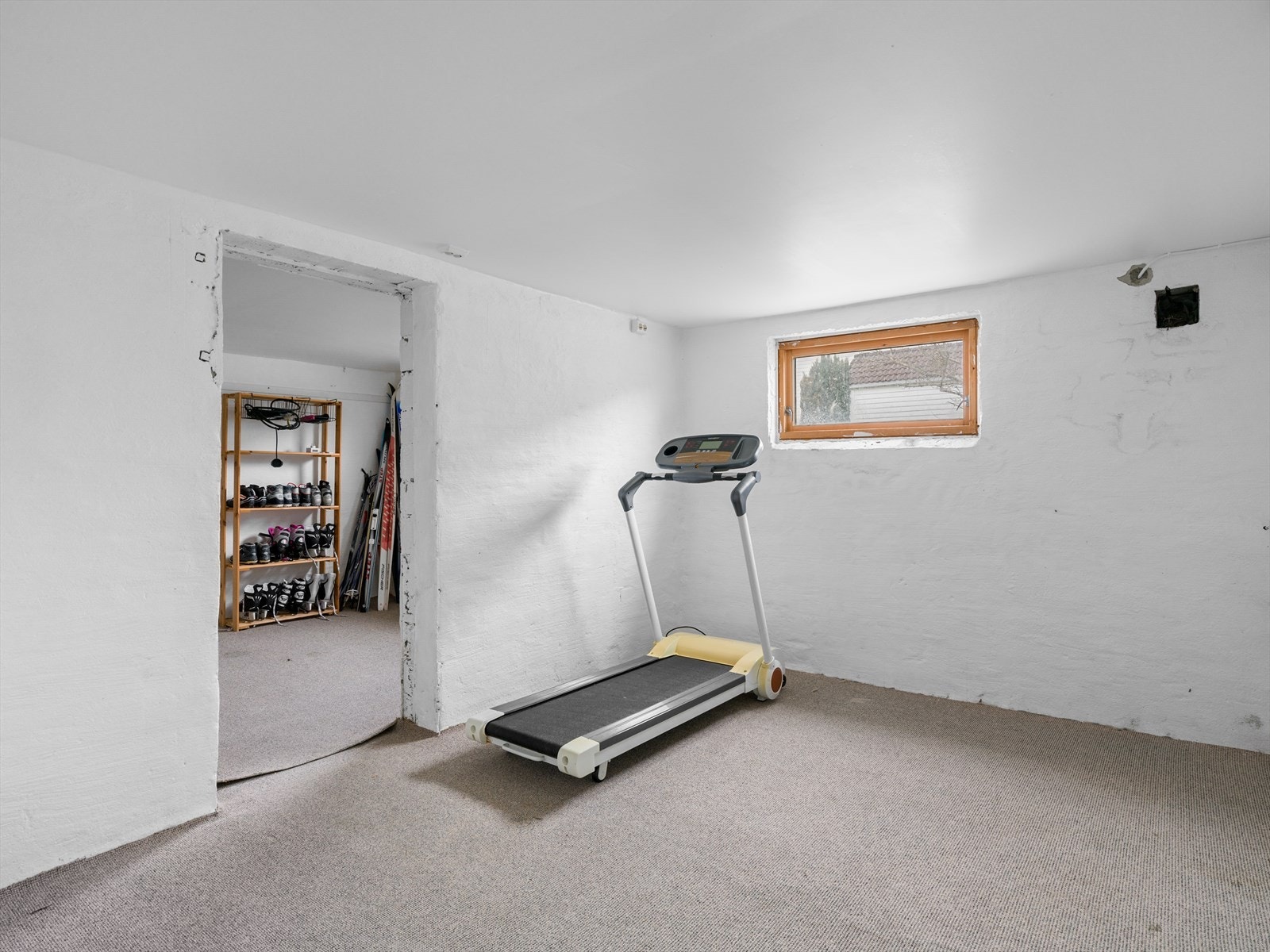 Kjelleren har både innvendig og utvendig tilkomst. Delt opp i tre rom og passer bra til vaskerom, verksted og hobby. Galleribilde
