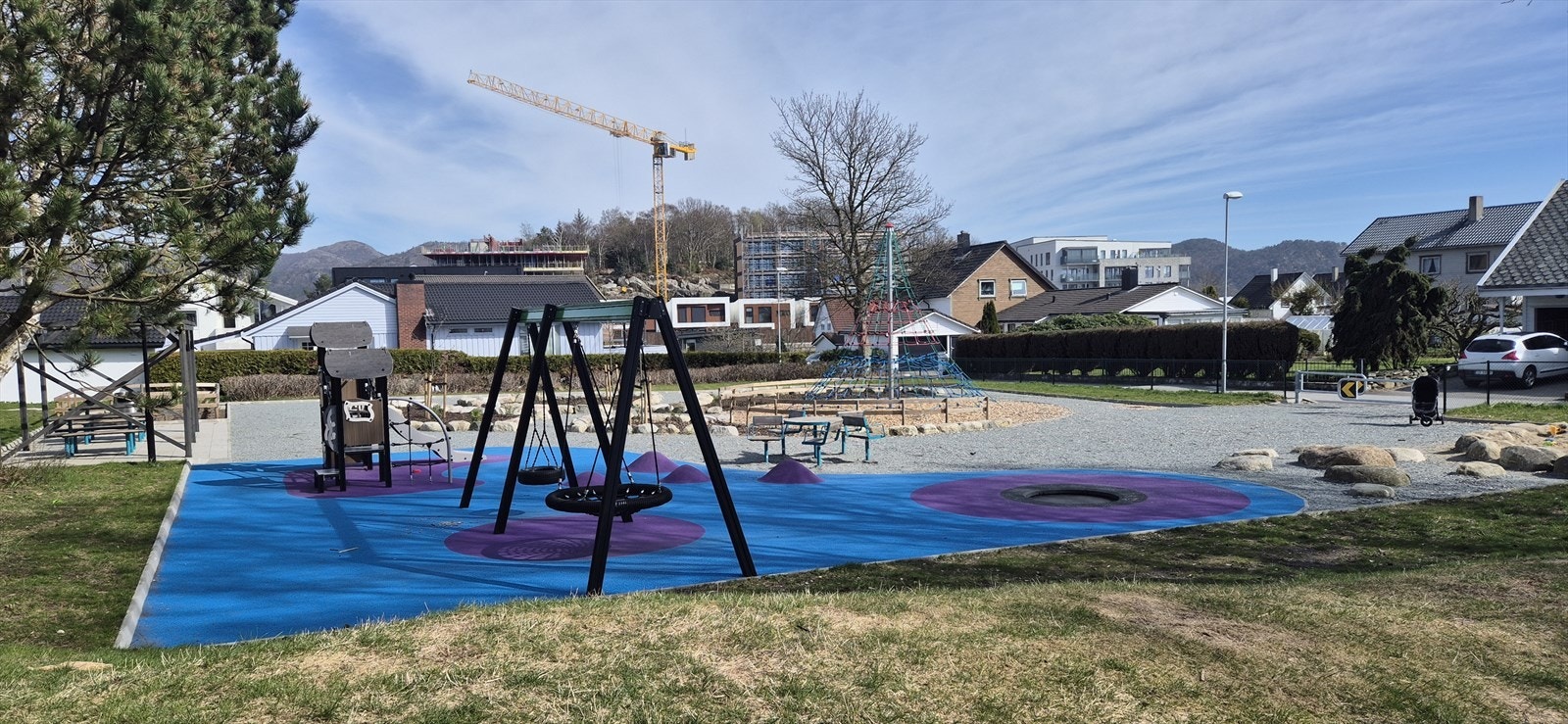 50 meter til flott lekeplass som ble oppgradert 2025. Galleribilde